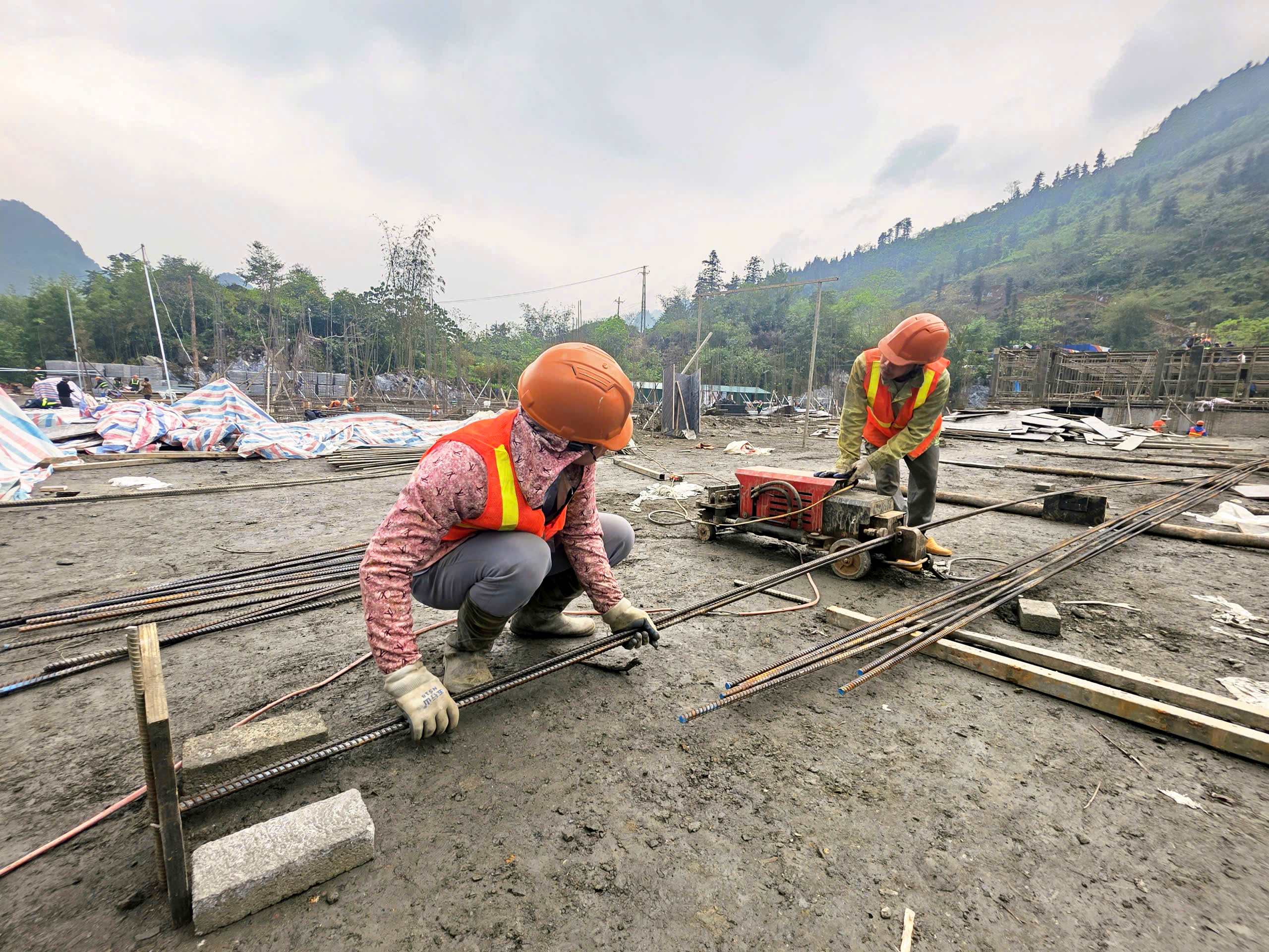 300 c&ocirc;ng nh&acirc;n thi c&ocirc;ng 3 ca, đưa trường học nơi bi&ecirc;n giới về đ&iacute;ch- Ảnh 13.