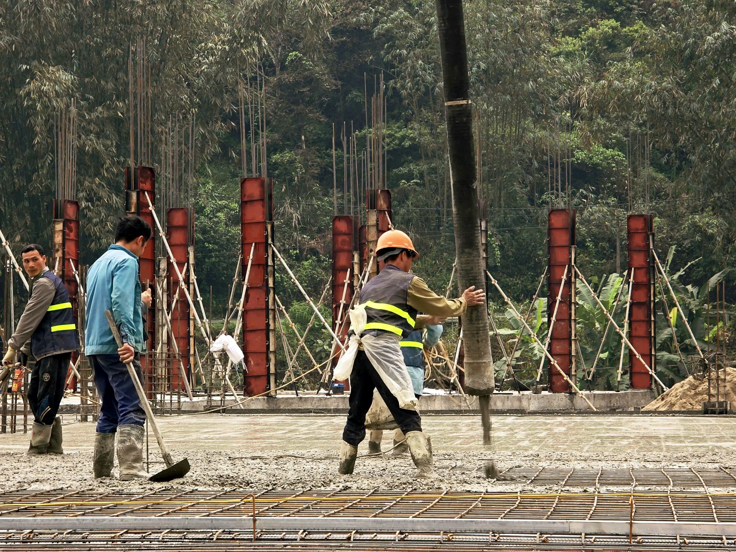 300 c&ocirc;ng nh&acirc;n thi c&ocirc;ng 3 ca, đưa trường học nơi bi&ecirc;n giới về đ&iacute;ch- Ảnh 7.