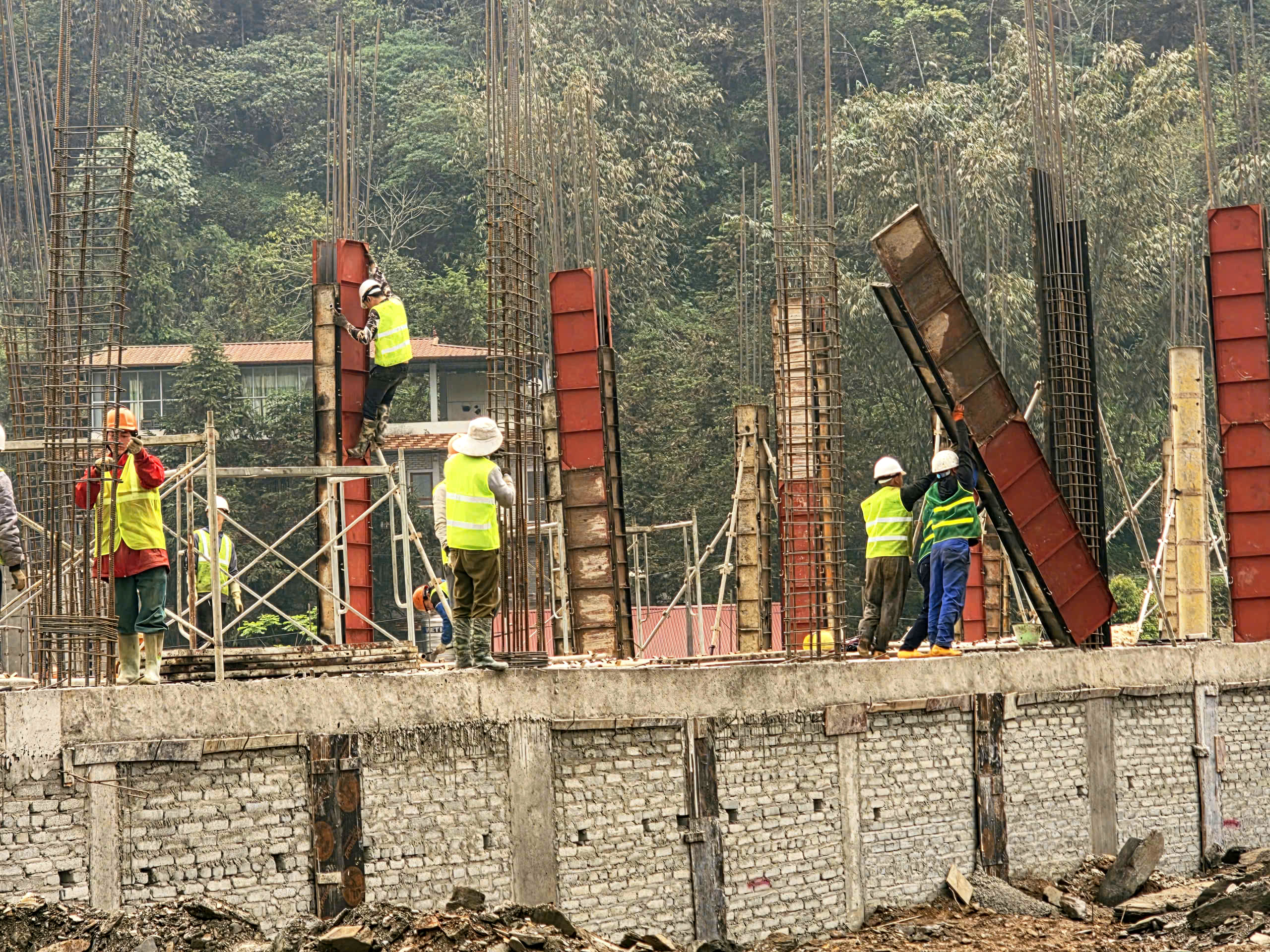 300 c&ocirc;ng nh&acirc;n thi c&ocirc;ng 3 ca, đưa trường học nơi bi&ecirc;n giới về đ&iacute;ch- Ảnh 14.