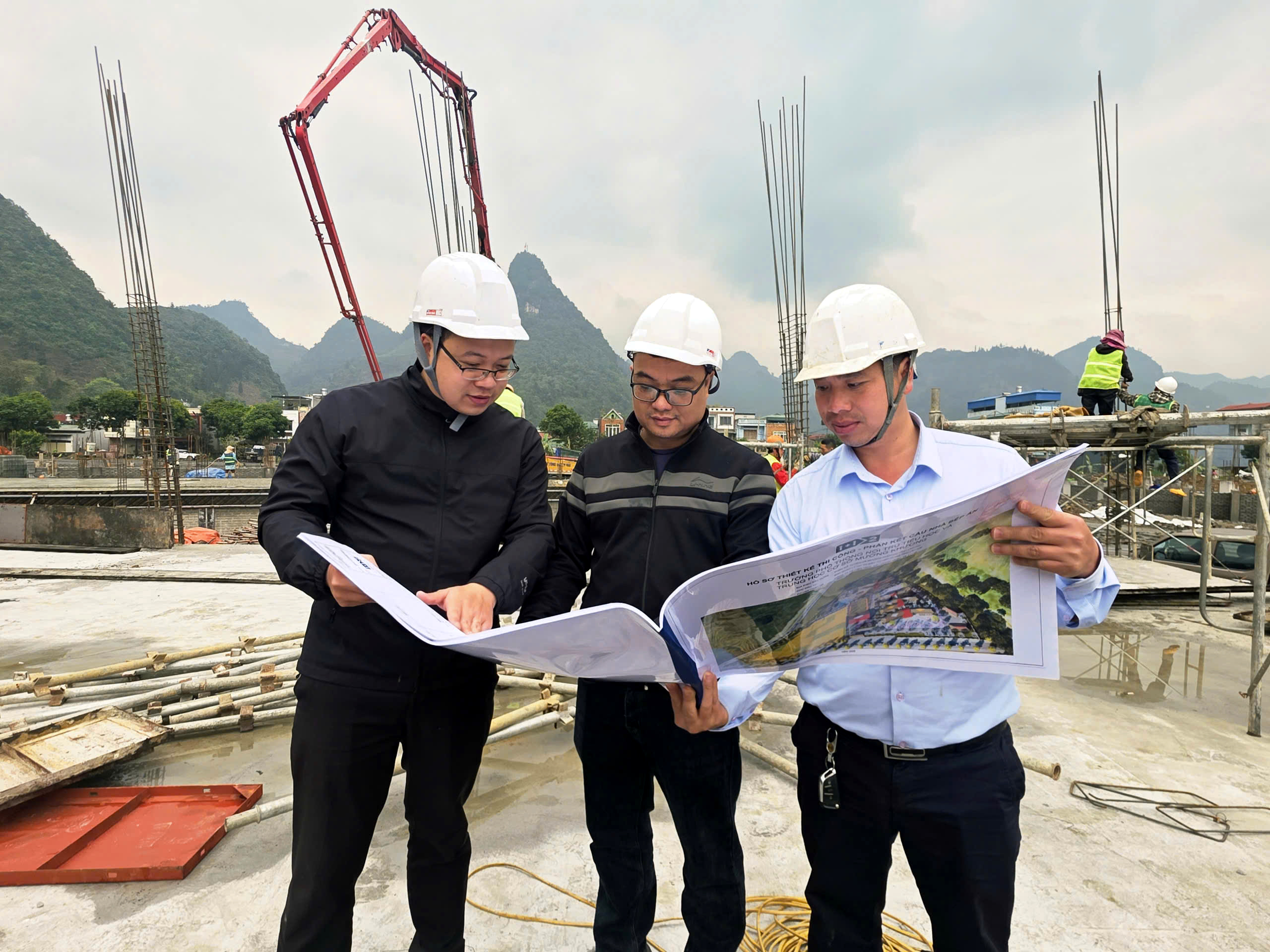 300 c&ocirc;ng nh&acirc;n thi c&ocirc;ng 3 ca, đưa trường học nơi bi&ecirc;n giới về đ&iacute;ch- Ảnh 15.