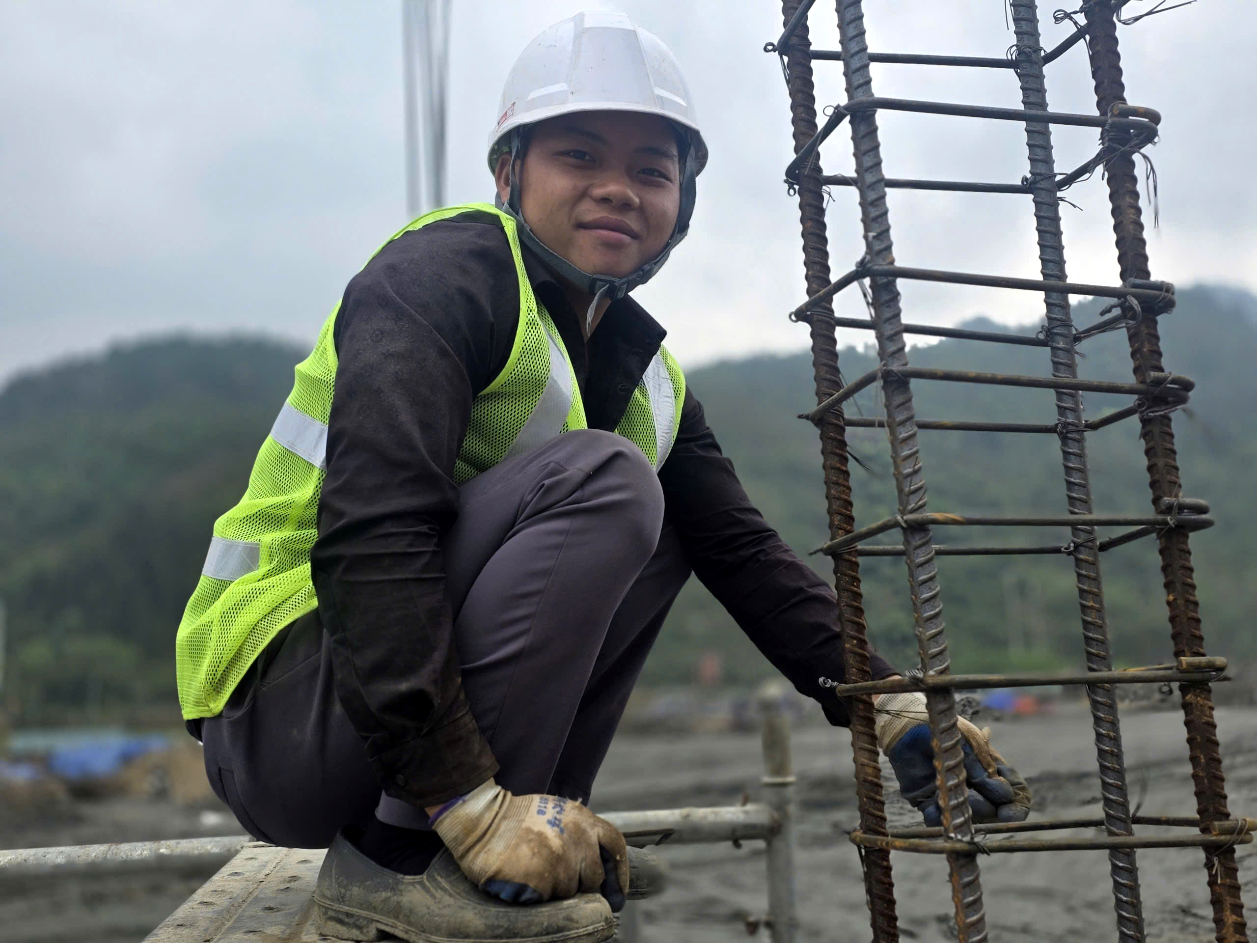 300 c&ocirc;ng nh&acirc;n thi c&ocirc;ng 3 ca, đưa trường học nơi bi&ecirc;n giới về đ&iacute;ch- Ảnh 10.