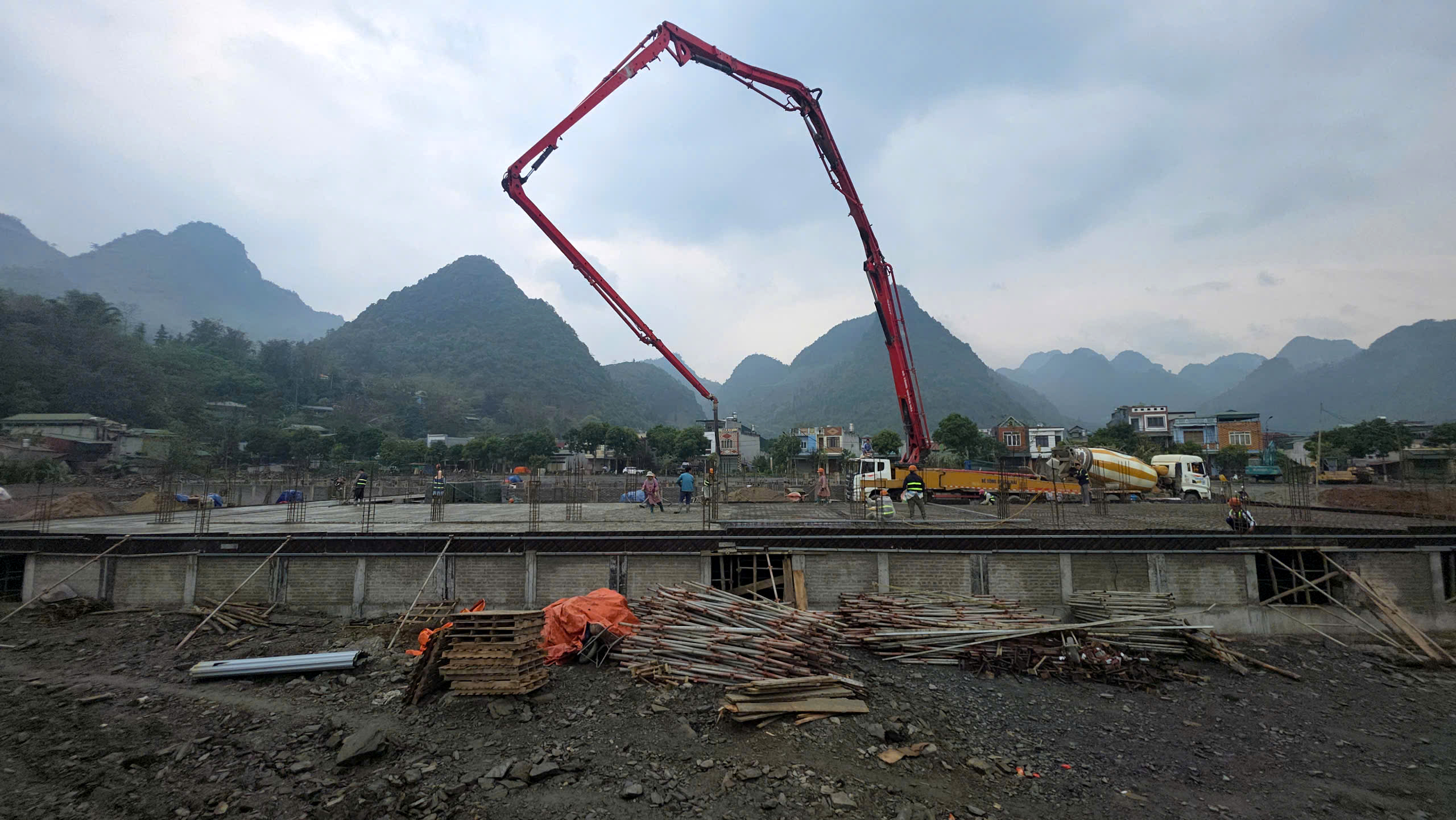 300 c&ocirc;ng nh&acirc;n thi c&ocirc;ng 3 ca, đưa trường học nơi bi&ecirc;n giới về đ&iacute;ch- Ảnh 9.