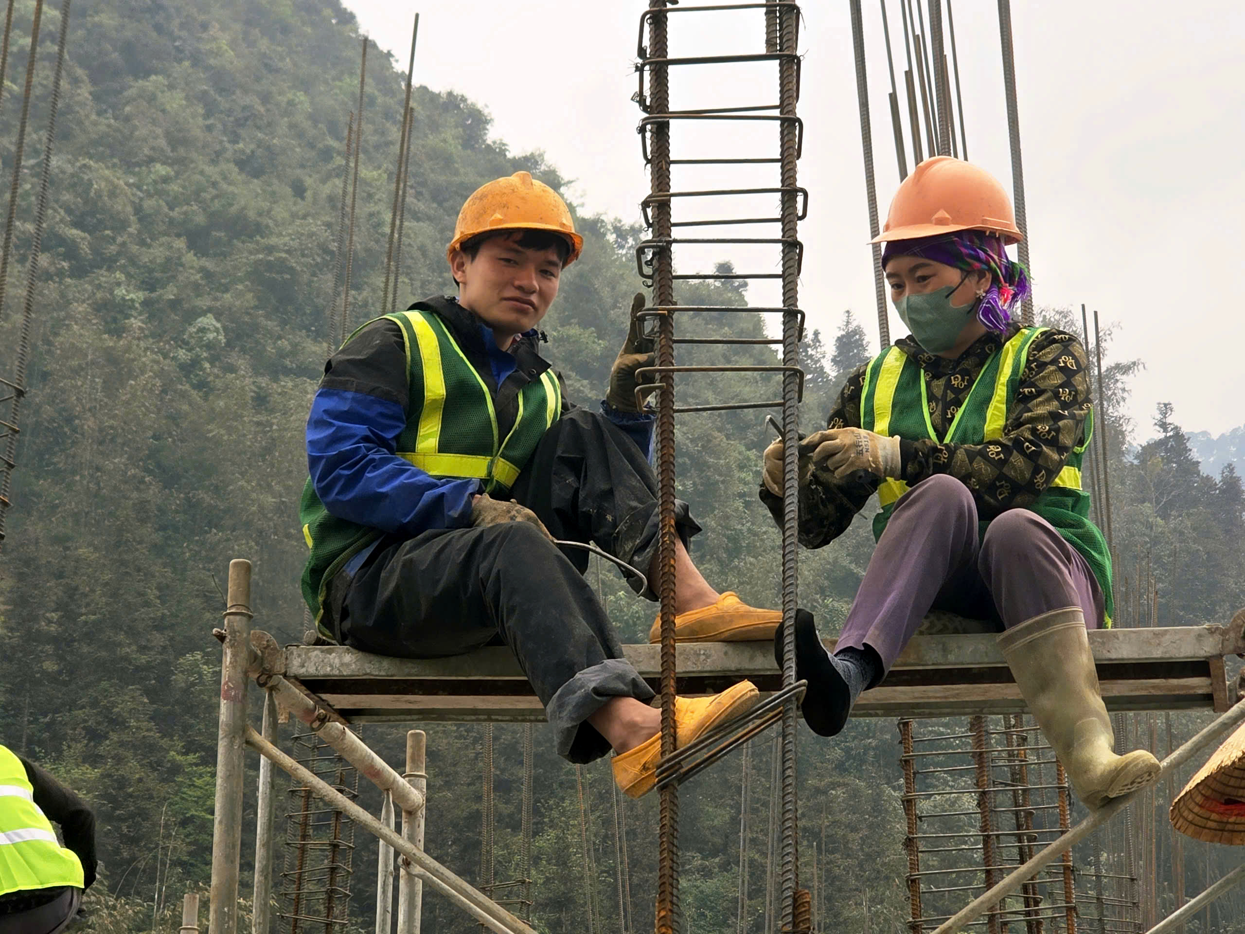 300 c&ocirc;ng nh&acirc;n thi c&ocirc;ng 3 ca, đưa trường học nơi bi&ecirc;n giới về đ&iacute;ch- Ảnh 11.