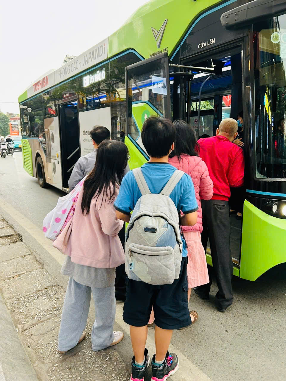 H&agrave; Nội: Nhiều người thay đổi th&oacute;i quen đi lại sau biến động gi&aacute; xăng dầu- Ảnh 2.