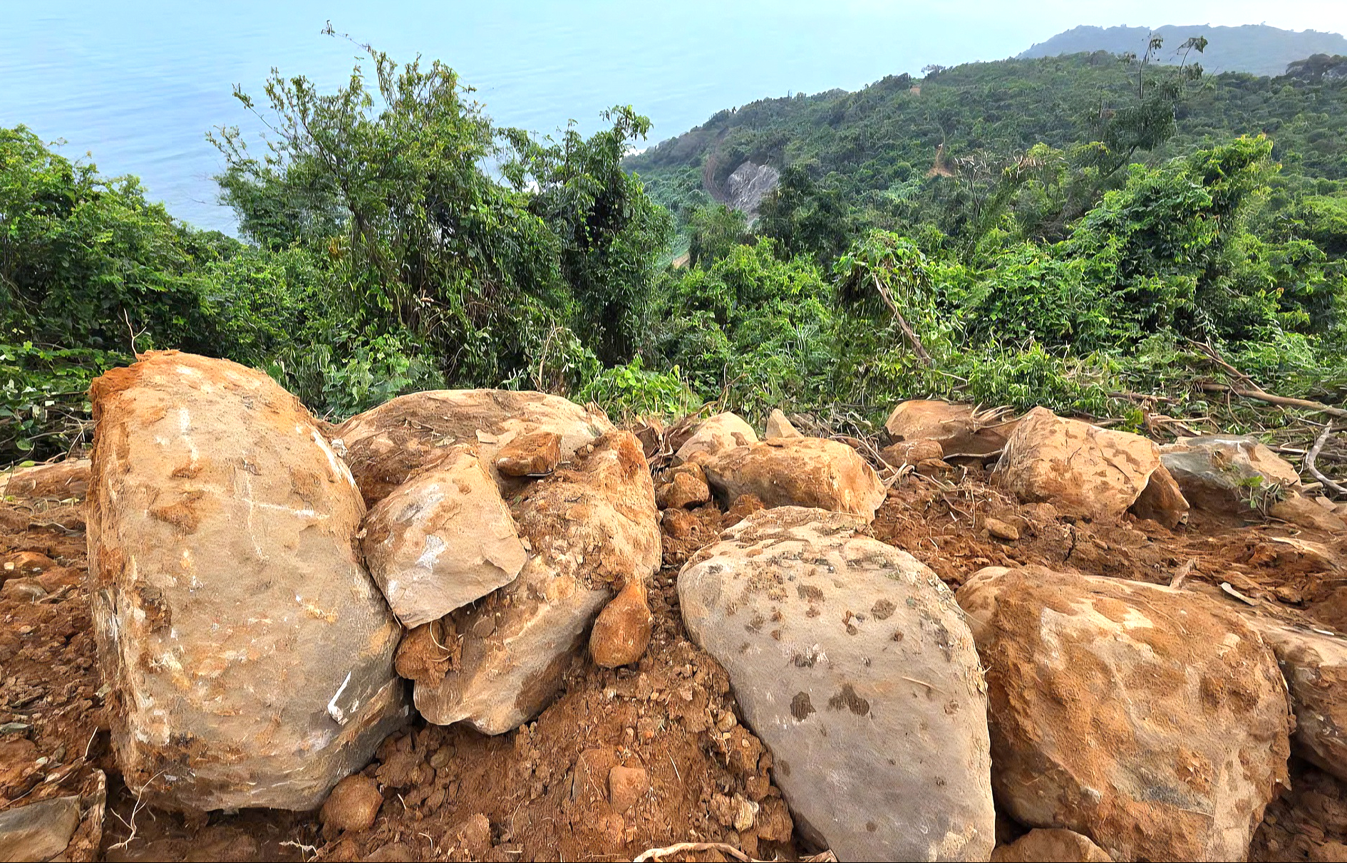 Đ&aacute; lại rơi xuống đường sắt qua đ&egrave;o Hải V&acirc;n, nhiều chuyến t&agrave;u gi&aacute;n đoạn- Ảnh 2.