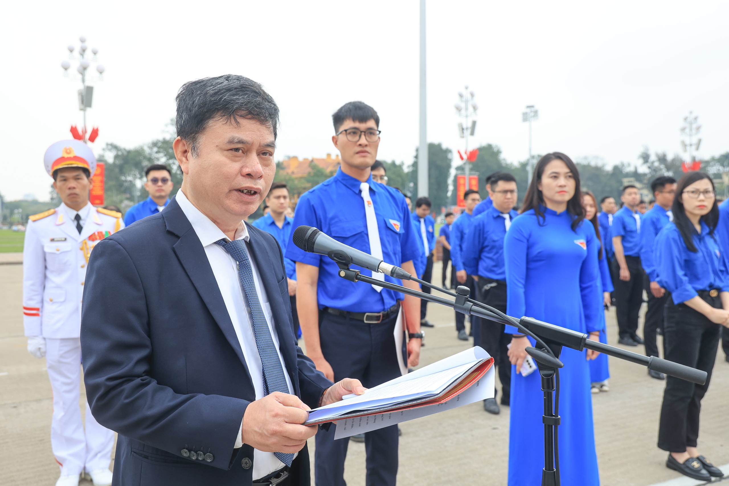 Đảng uỷ Bộ Xây dựng tổ chức kết nạp đảng viên mới tại Lăng Chủ tịch Hồ Chí Minh- Ảnh 16. Đảng uỷ Bộ Xây dựng tổ chức kết nạp đảng viên mới tại Lăng Chủ tịch Hồ Chí Minh- Ảnh 16.