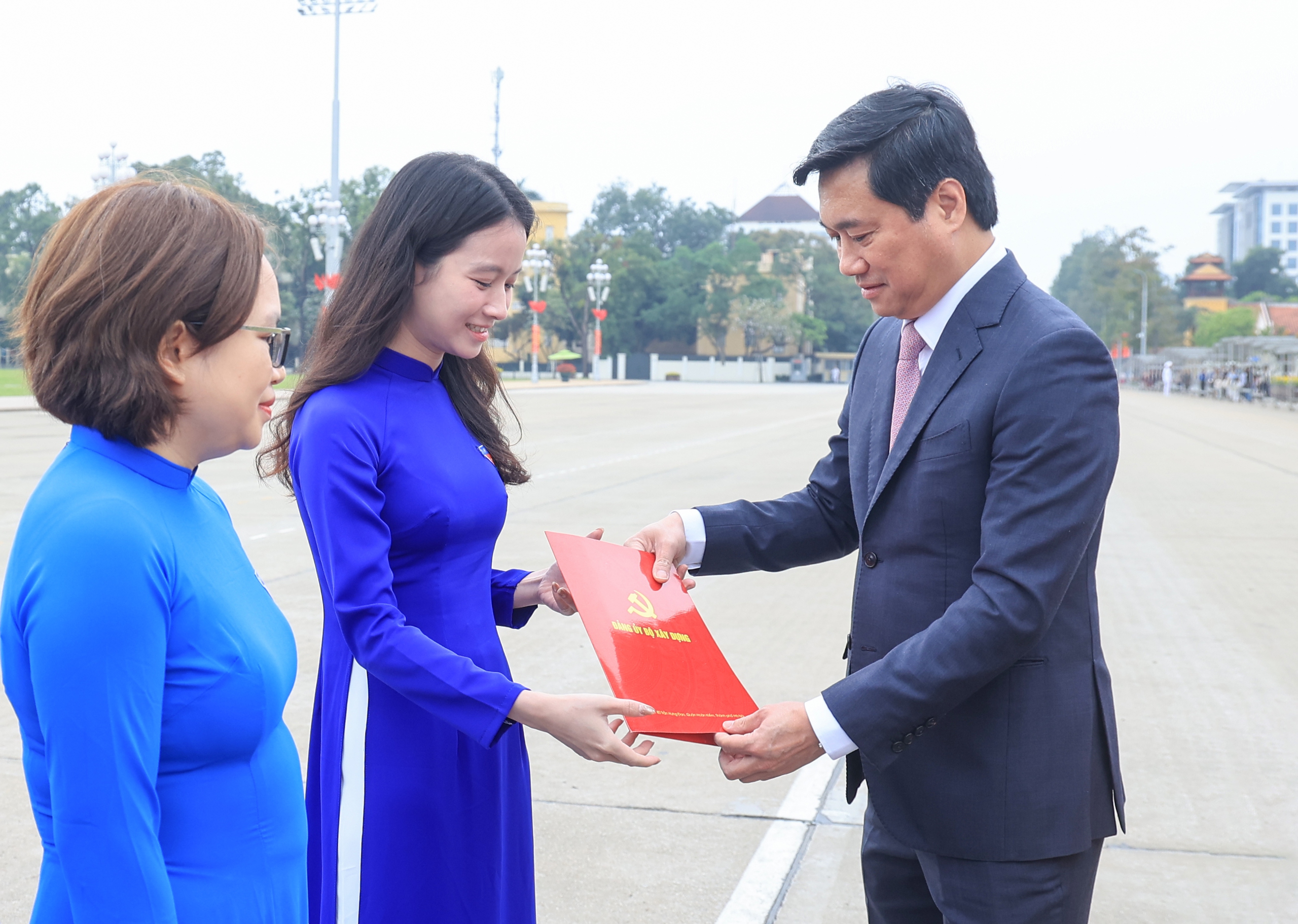 Đảng uỷ Bộ Xây dựng tổ chức kết nạp đảng viên mới tại Lăng Chủ tịch Hồ Chí Minh- Ảnh 5. Đảng uỷ Bộ Xây dựng tổ chức kết nạp đảng viên mới tại Lăng Chủ tịch Hồ Chí Minh- Ảnh 5.