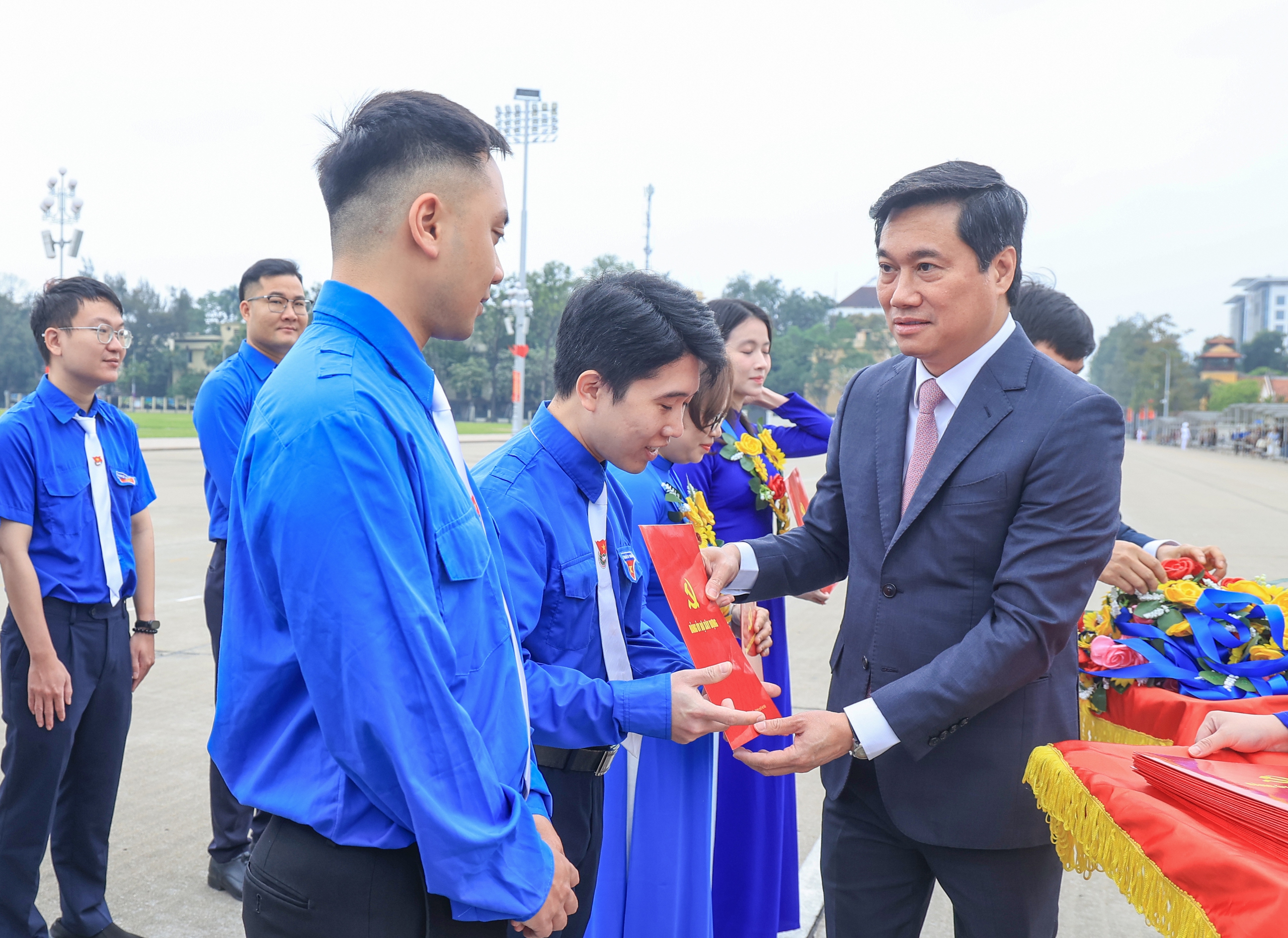 Đảng uỷ Bộ Xây dựng tổ chức kết nạp đảng viên mới tại Lăng Chủ tịch Hồ Chí Minh- Ảnh 3. Đảng uỷ Bộ Xây dựng tổ chức kết nạp đảng viên mới tại Lăng Chủ tịch Hồ Chí Minh- Ảnh 3.