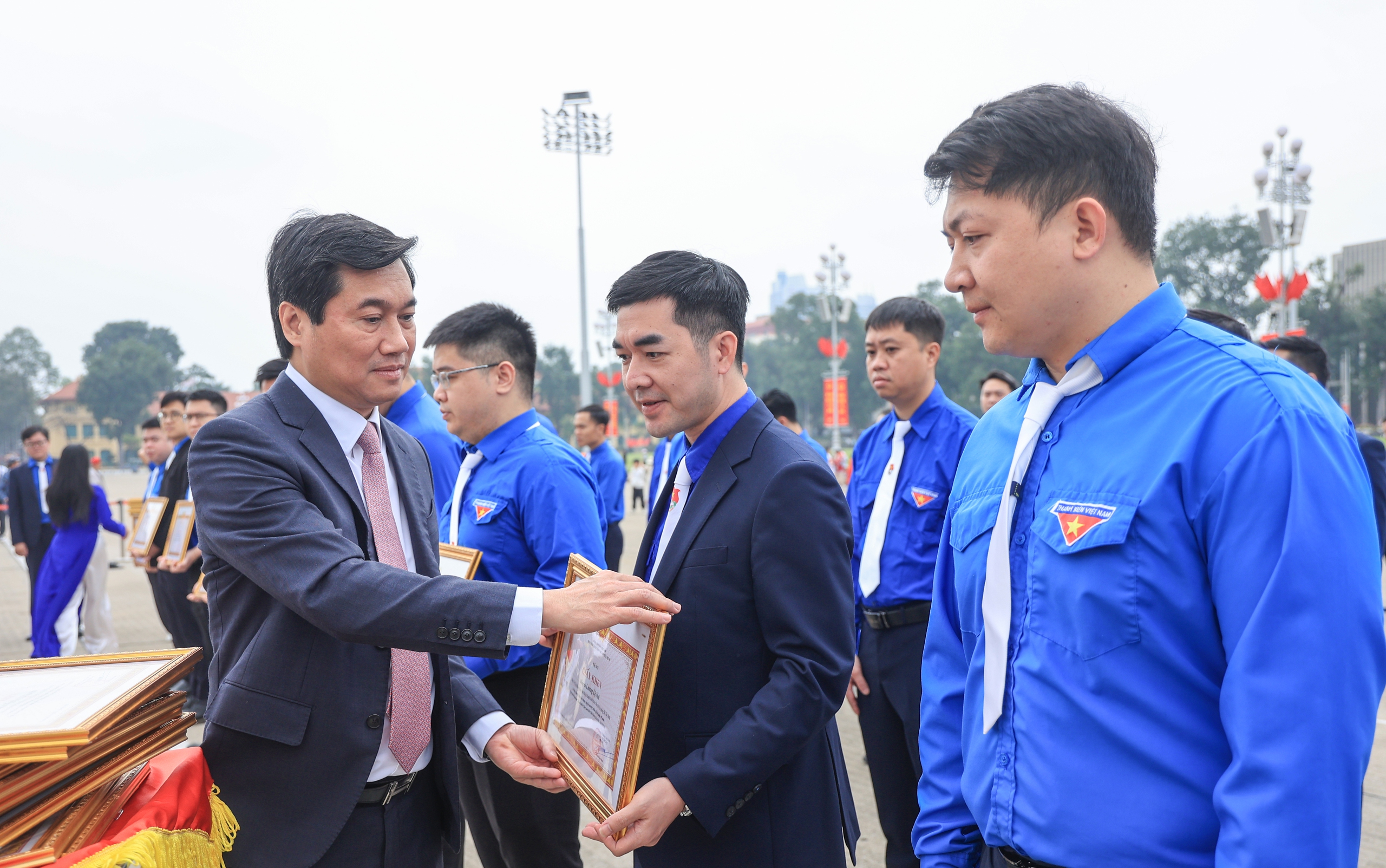 Đảng uỷ Bộ Xây dựng tổ chức kết nạp đảng viên mới tại Lăng Chủ tịch Hồ Chí Minh- Ảnh 7. Đảng uỷ Bộ Xây dựng tổ chức kết nạp đảng viên mới tại Lăng Chủ tịch Hồ Chí Minh- Ảnh 7.