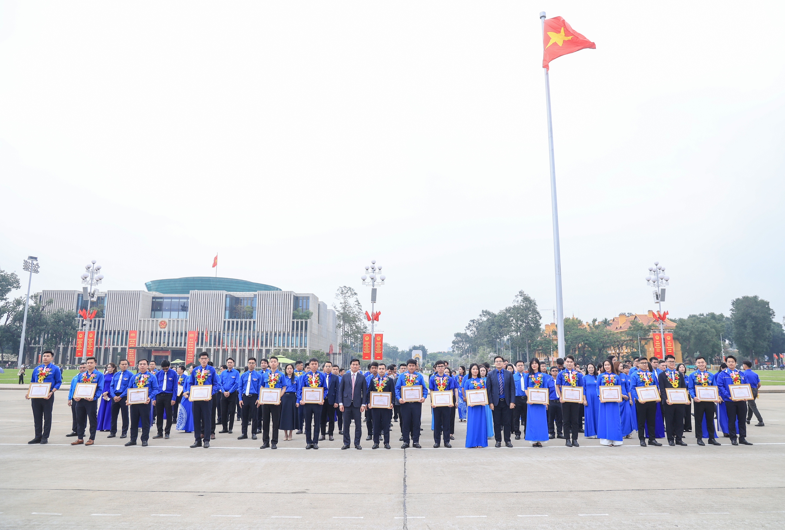 Đảng uỷ Bộ Xây dựng tổ chức kết nạp đảng viên mới tại Lăng Chủ tịch Hồ Chí Minh- Ảnh 11. Đảng uỷ Bộ Xây dựng tổ chức kết nạp đảng viên mới tại Lăng Chủ tịch Hồ Chí Minh- Ảnh 11.