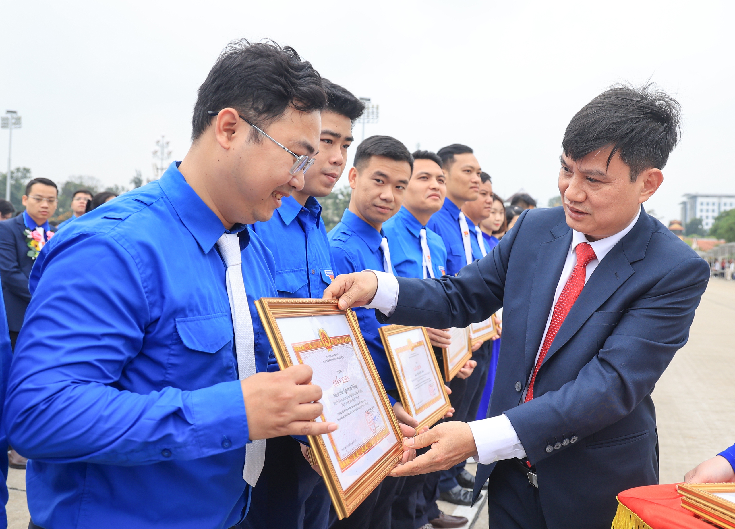 Đảng uỷ Bộ Xây dựng tổ chức kết nạp đảng viên mới tại Lăng Chủ tịch Hồ Chí Minh- Ảnh 12. Đảng uỷ Bộ Xây dựng tổ chức kết nạp đảng viên mới tại Lăng Chủ tịch Hồ Chí Minh- Ảnh 12.