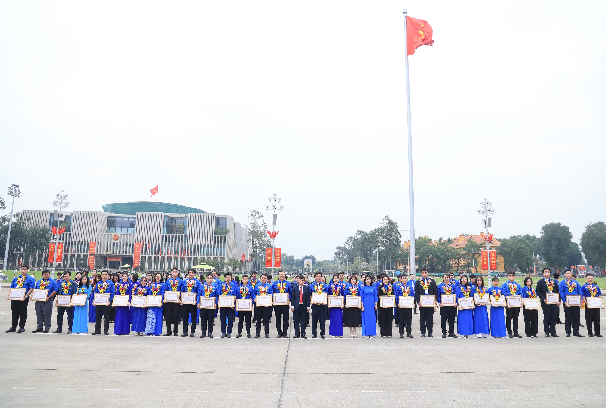 Đảng uỷ Bộ Xây dựng tổ chức kết nạp đảng viên mới tại Lăng Chủ tịch Hồ Chí Minh- Ảnh 20. Đảng uỷ Bộ Xây dựng tổ chức kết nạp đảng viên mới tại Lăng Chủ tịch Hồ Chí Minh- Ảnh 20.