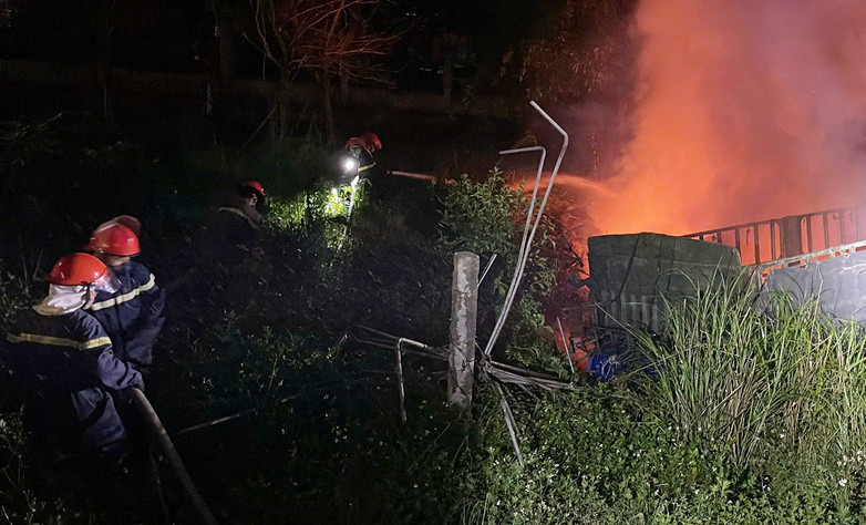 Xe đầu k&eacute;o ch&aacute;y dữ dội sau tai nạn tr&ecirc;n quốc lộ 1, t&agrave;i xế tử vong- Ảnh 1.