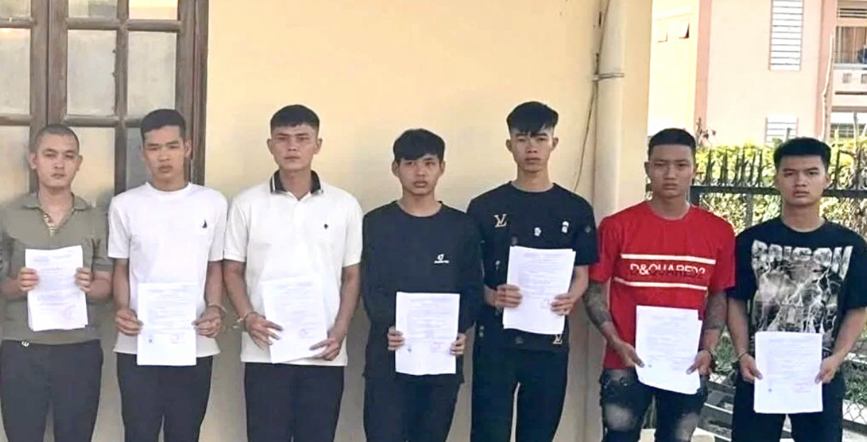 Khởi tố nhiều đối tượng n&eacute;m đ&aacute; l&agrave;m hư hỏng &ocirc; t&ocirc; của người d&acirc;n ở T&acirc;y Ninh- Ảnh 1.