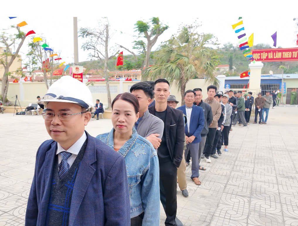 Hải Phòng: Cử tri đặc khu Bạch Long Vĩ nô nức bầu cử sớm- Ảnh 3. Hải Phòng: Cử tri đặc khu Bạch Long Vĩ nô nức bầu cử sớm- Ảnh 3.