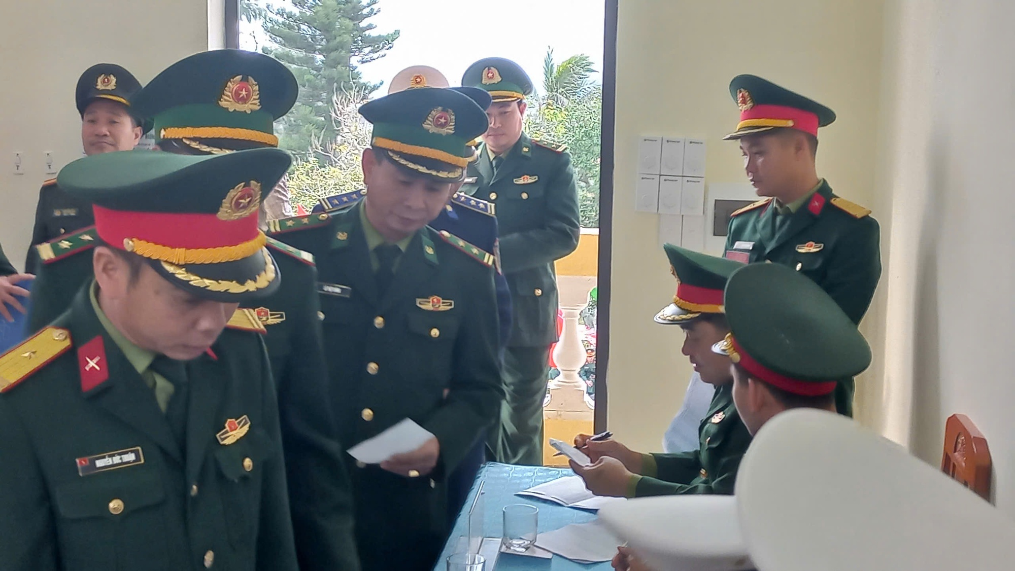 Hải Phòng: Cử tri đặc khu Bạch Long Vĩ nô nức bầu cử sớm- Ảnh 4. Hải Phòng: Cử tri đặc khu Bạch Long Vĩ nô nức bầu cử sớm- Ảnh 4.