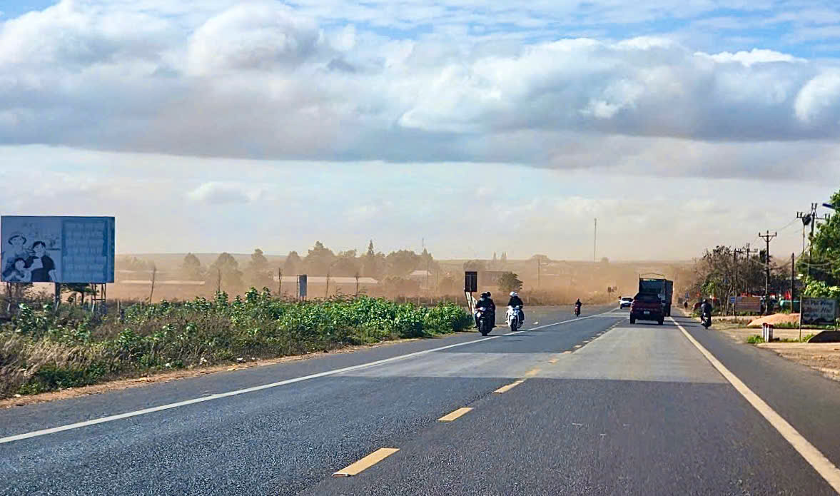 Gia Lai: Bụi đất khi thi c&ocirc;ng mặt bằng khu c&ocirc;ng nghiệp tr&agrave;n ra đường, bay v&agrave;o nh&agrave; d&acirc;n- Ảnh 3.