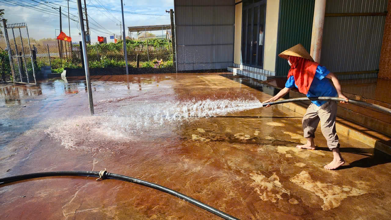 Gia Lai: Bụi đất khi thi c&ocirc;ng mặt bằng khu c&ocirc;ng nghiệp tr&agrave;n ra đường, bay v&agrave;o nh&agrave; d&acirc;n- Ảnh 5.