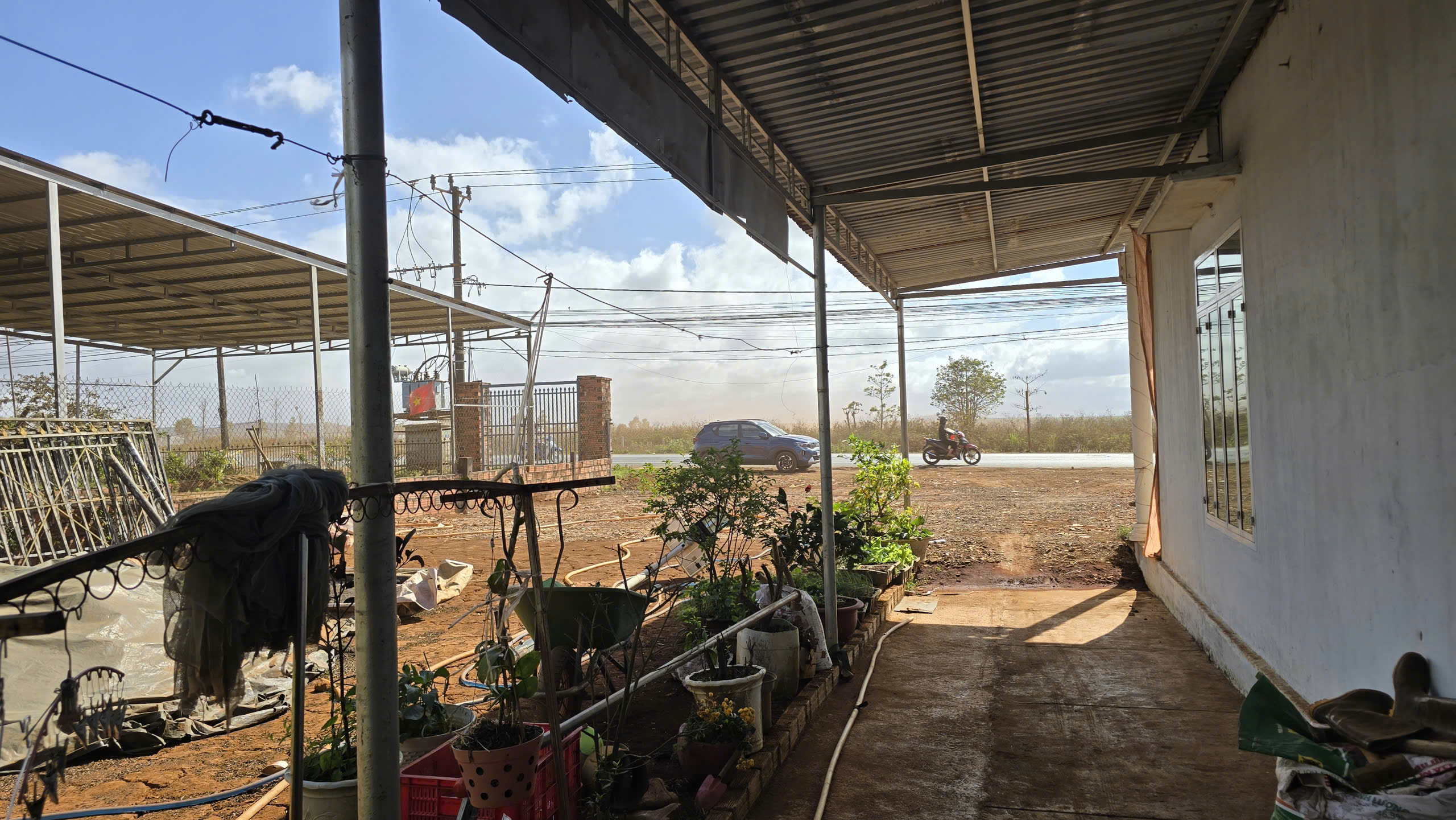 Gia Lai: Bụi đất khi thi c&ocirc;ng mặt bằng khu c&ocirc;ng nghiệp tr&agrave;n ra đường, bay v&agrave;o nh&agrave; d&acirc;n- Ảnh 6.