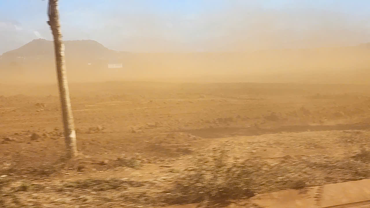 Gia Lai: Bụi đất khi thi c&ocirc;ng mặt bằng khu c&ocirc;ng nghiệp tr&agrave;n ra đường, bay v&agrave;o nh&agrave; d&acirc;n- Ảnh 8.