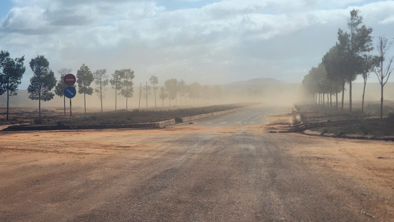 Gia Lai: Bụi đất khi thi c&ocirc;ng mặt bằng khu c&ocirc;ng nghiệp tr&agrave;n ra đường, bay v&agrave;o nh&agrave; d&acirc;n- Ảnh 1.
