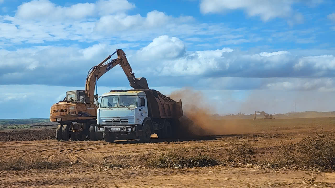 Gia Lai: Bụi đất khi thi c&ocirc;ng mặt bằng khu c&ocirc;ng nghiệp tr&agrave;n ra đường, bay v&agrave;o nh&agrave; d&acirc;n- Ảnh 2.