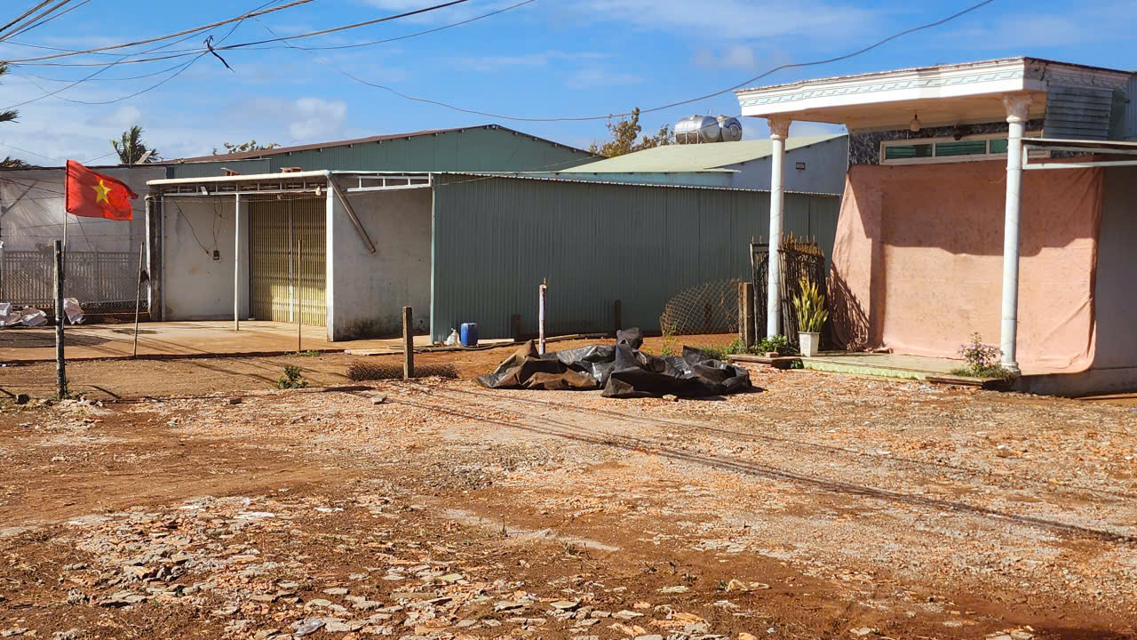 Gia Lai: Bụi đất khi thi c&ocirc;ng mặt bằng khu c&ocirc;ng nghiệp tr&agrave;n ra đường, bay v&agrave;o nh&agrave; d&acirc;n- Ảnh 4.