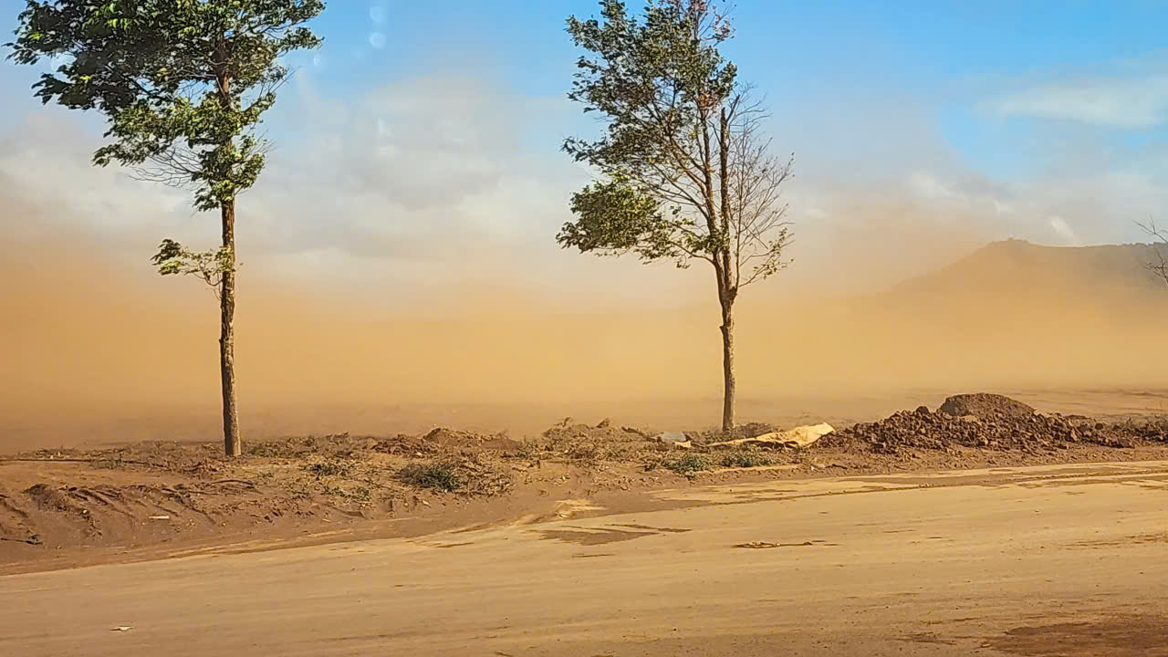 Gia Lai: Bụi đất khi thi c&ocirc;ng mặt bằng khu c&ocirc;ng nghiệp tr&agrave;n ra đường, bay v&agrave;o nh&agrave; d&acirc;n- Ảnh 10.