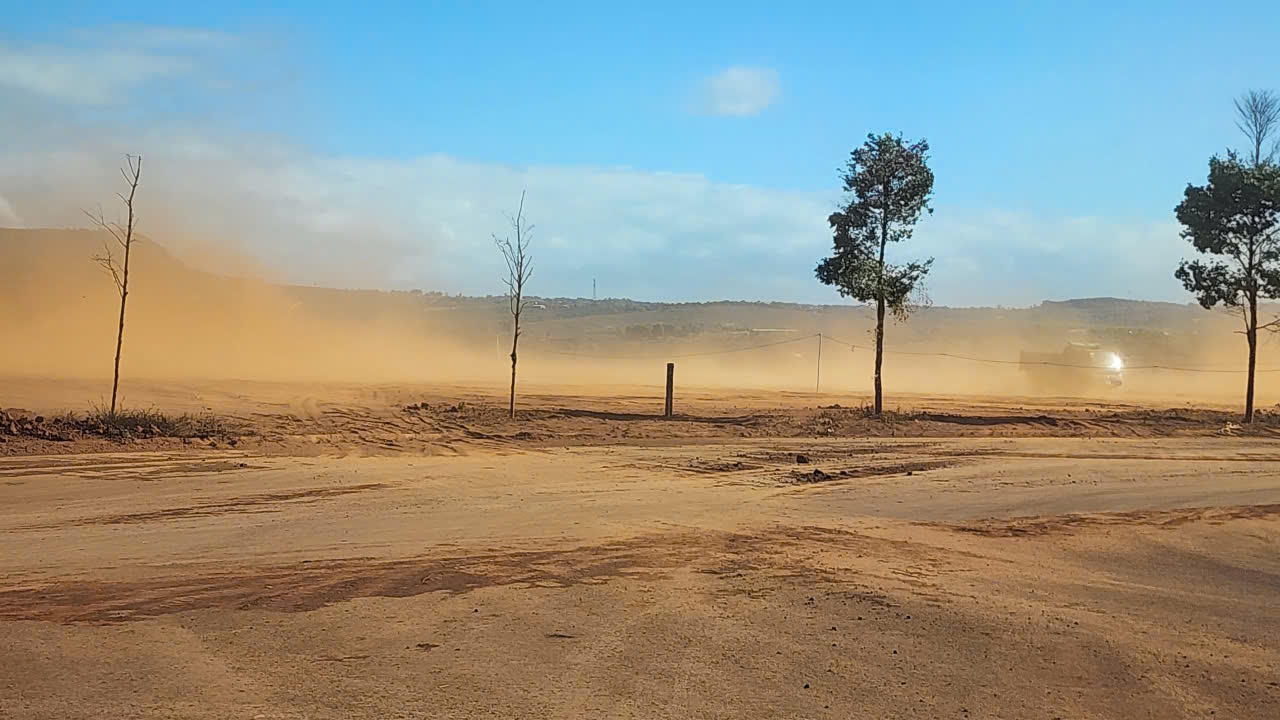 Gia Lai: Bụi đất khi thi c&ocirc;ng mặt bằng khu c&ocirc;ng nghiệp tr&agrave;n ra đường, bay v&agrave;o nh&agrave; d&acirc;n- Ảnh 11.