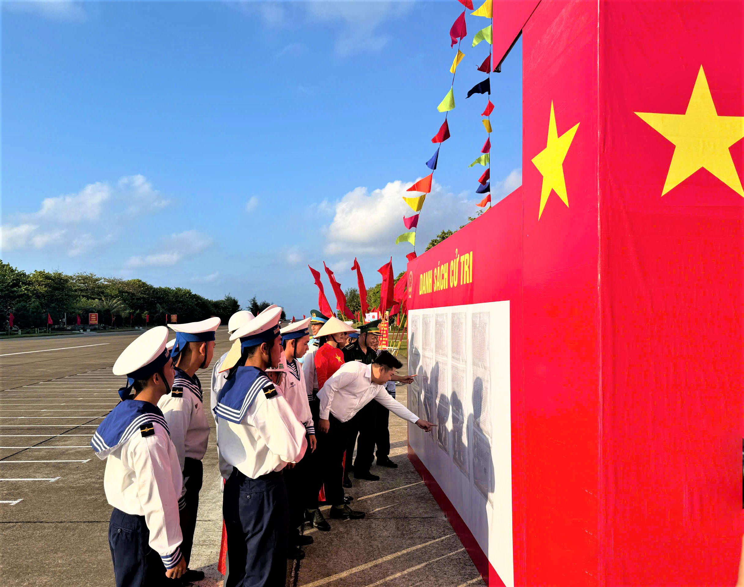 Tưng bừng Ngày hội non sông trên đảo Trường Sa- Ảnh 1. Tưng bừng Ngày hội non sông trên đảo Trường Sa- Ảnh 1.