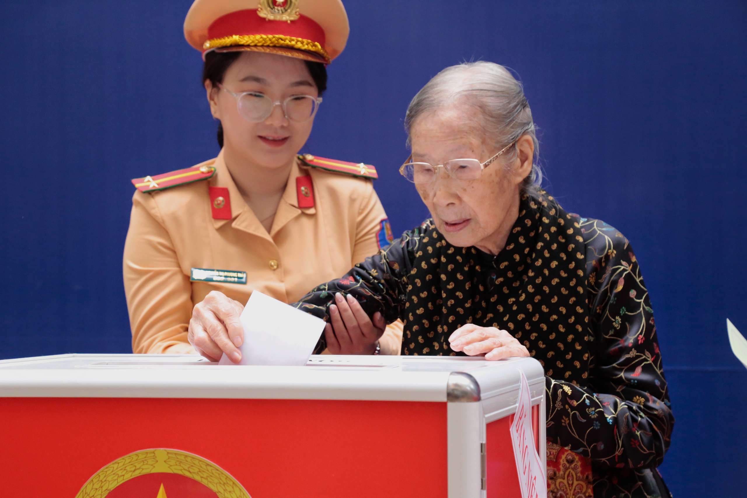 Cụ b&agrave; 101 tuổi ở H&agrave; Nội được CSGT hỗ trợ đến điểm bỏ phiếu- Ảnh 10.