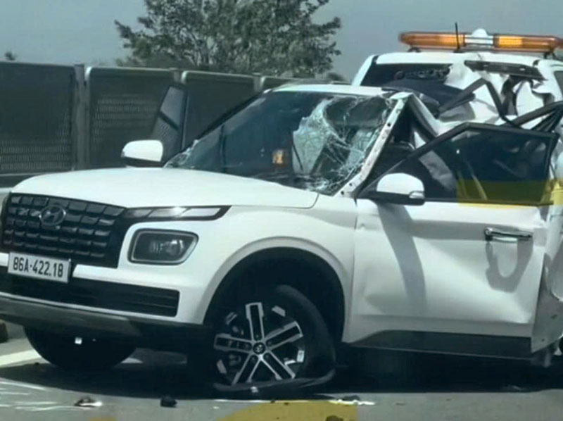 Ô tô con bị biến dạng sau vụ tai nạn. Ô tô con bị biến dạng sau vụ tai nạn.