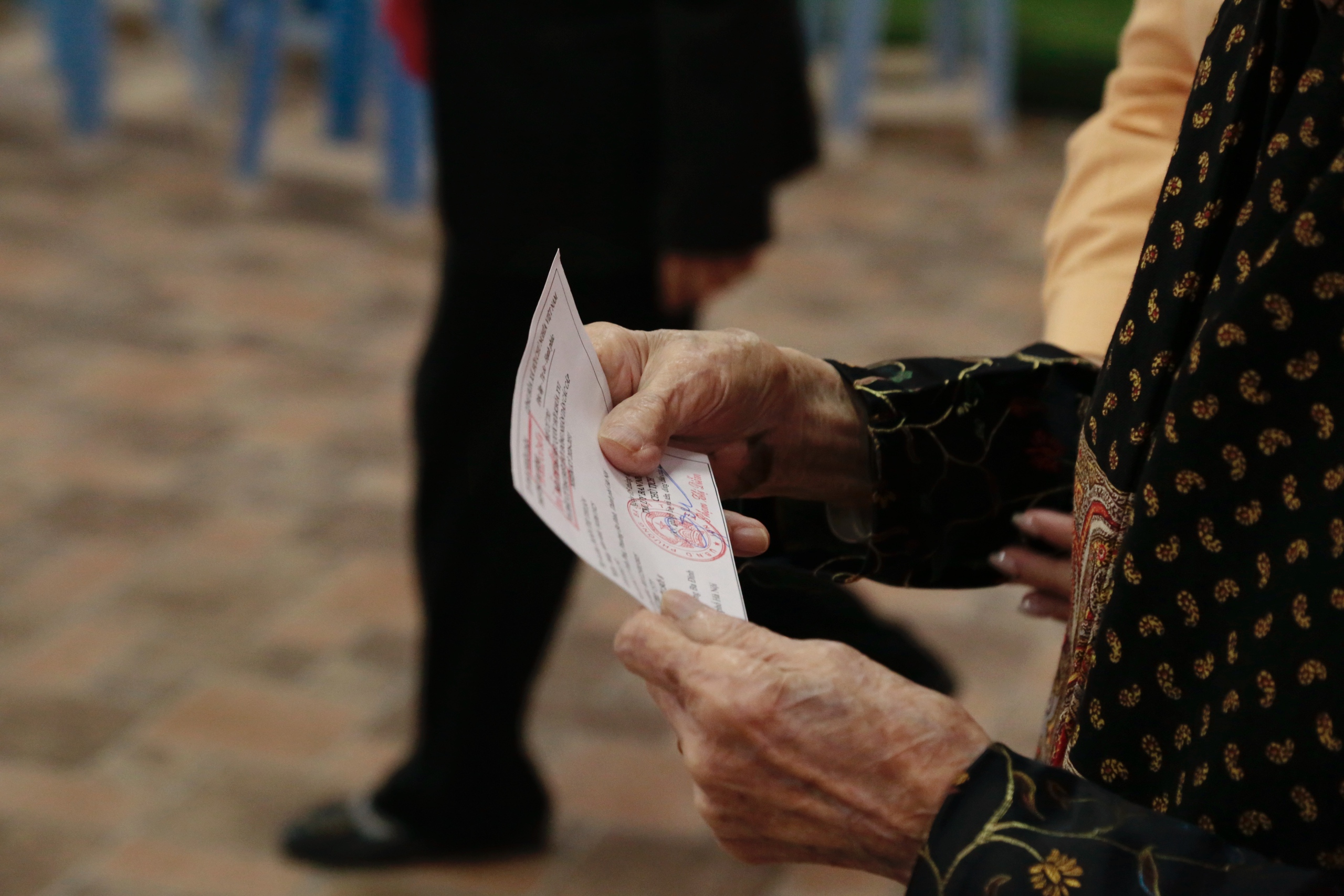 Cụ b&agrave; 101 tuổi ở H&agrave; Nội được CSGT hỗ trợ đến điểm bỏ phiếu- Ảnh 11.