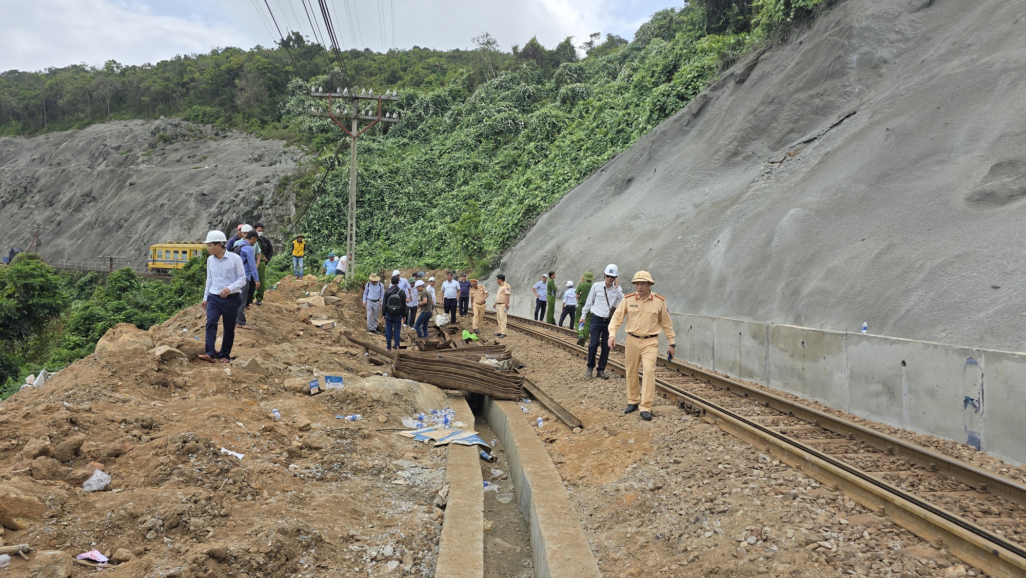 C&ocirc;ng an v&agrave;o cuộc vụ đ&aacute; lăn l&agrave;m g&atilde;y đường ray qua đ&egrave;o Hải V&acirc;n- Ảnh 2.