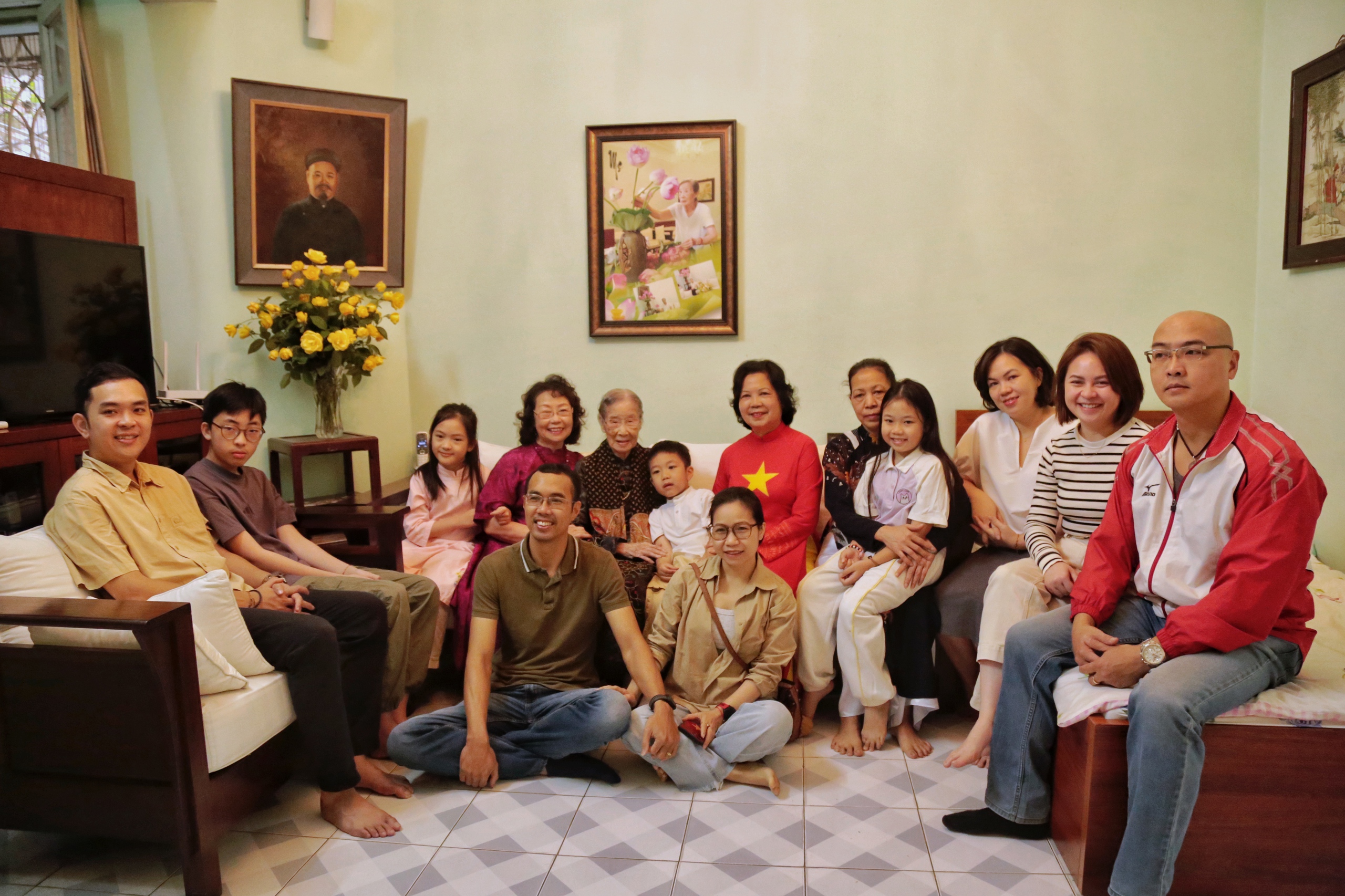 Cụ b&agrave; 101 tuổi ở H&agrave; Nội được CSGT hỗ trợ đến điểm bỏ phiếu- Ảnh 7.