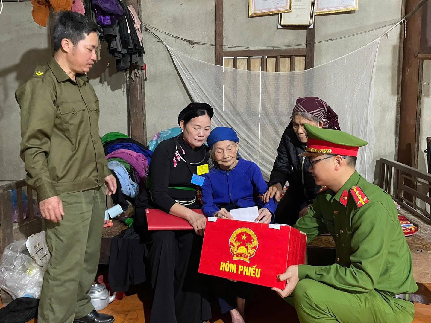 Những hòm phiếu lưu động trên cao nguyên đá Tuyên Quang- Ảnh 4. Những hòm phiếu lưu động trên cao nguyên đá Tuyên Quang- Ảnh 4.