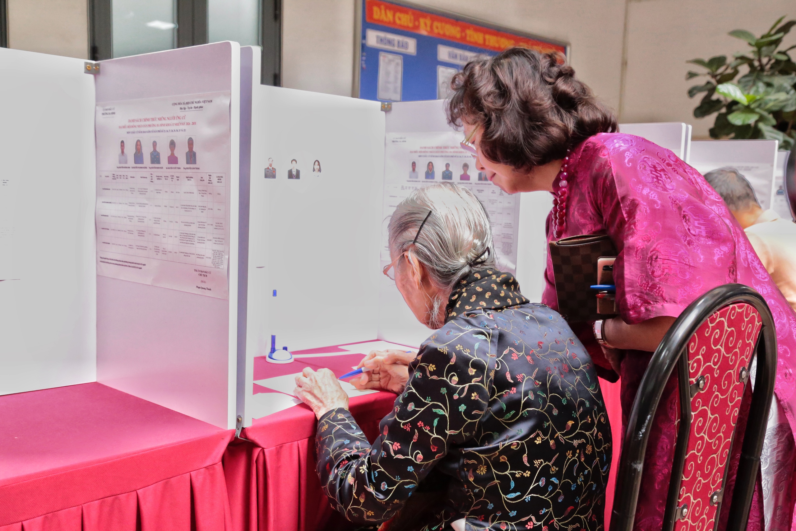 Cụ b&agrave; 101 tuổi ở H&agrave; Nội được CSGT hỗ trợ đến điểm bỏ phiếu- Ảnh 9.