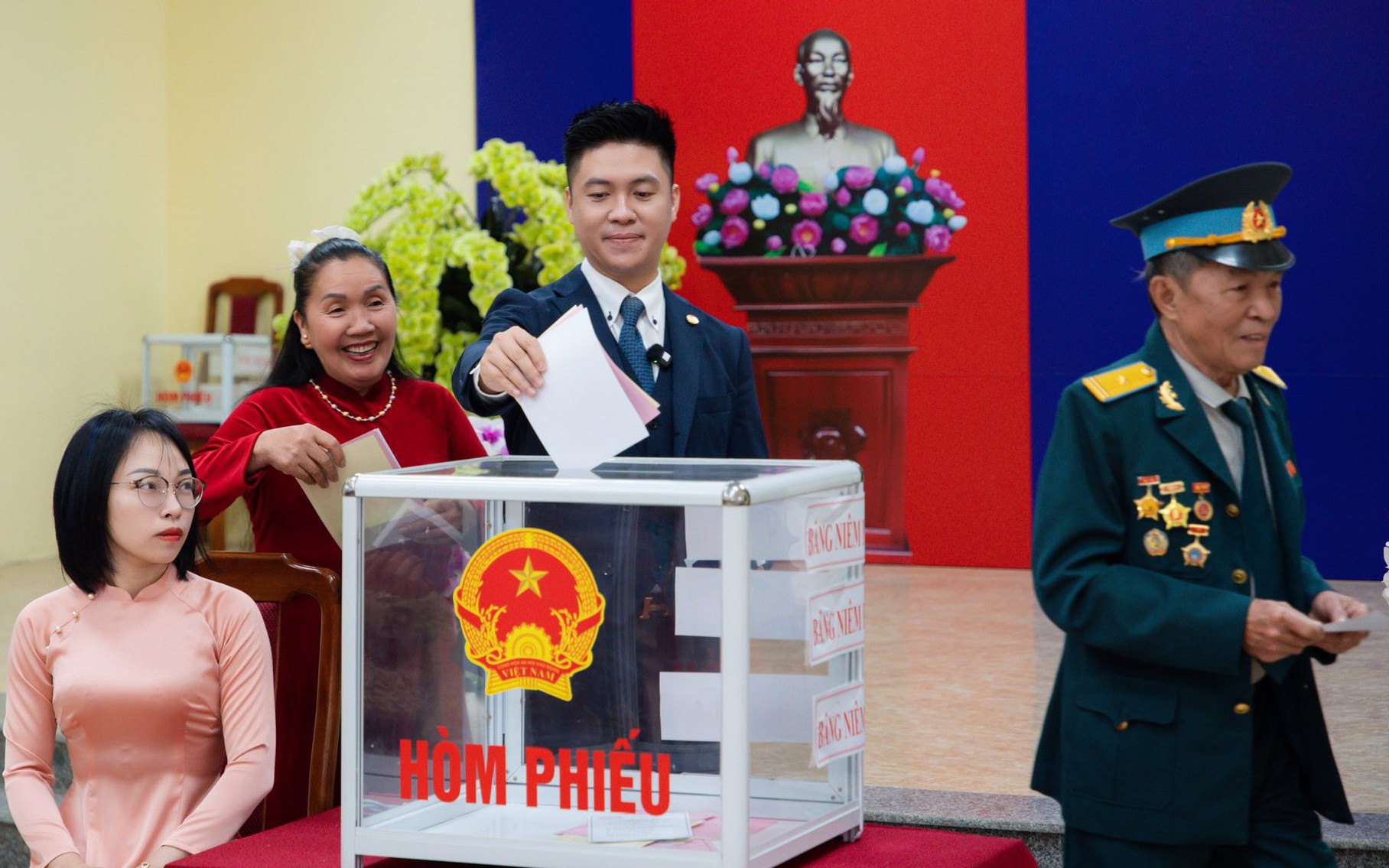 99,38% cử tri cả nước bỏ phiếu bầu cử, hai địa phương đạt tỷ lệ 100%- Ảnh 2. Những cảm xúc đặc biệt trong 'Ngày hội non sông'