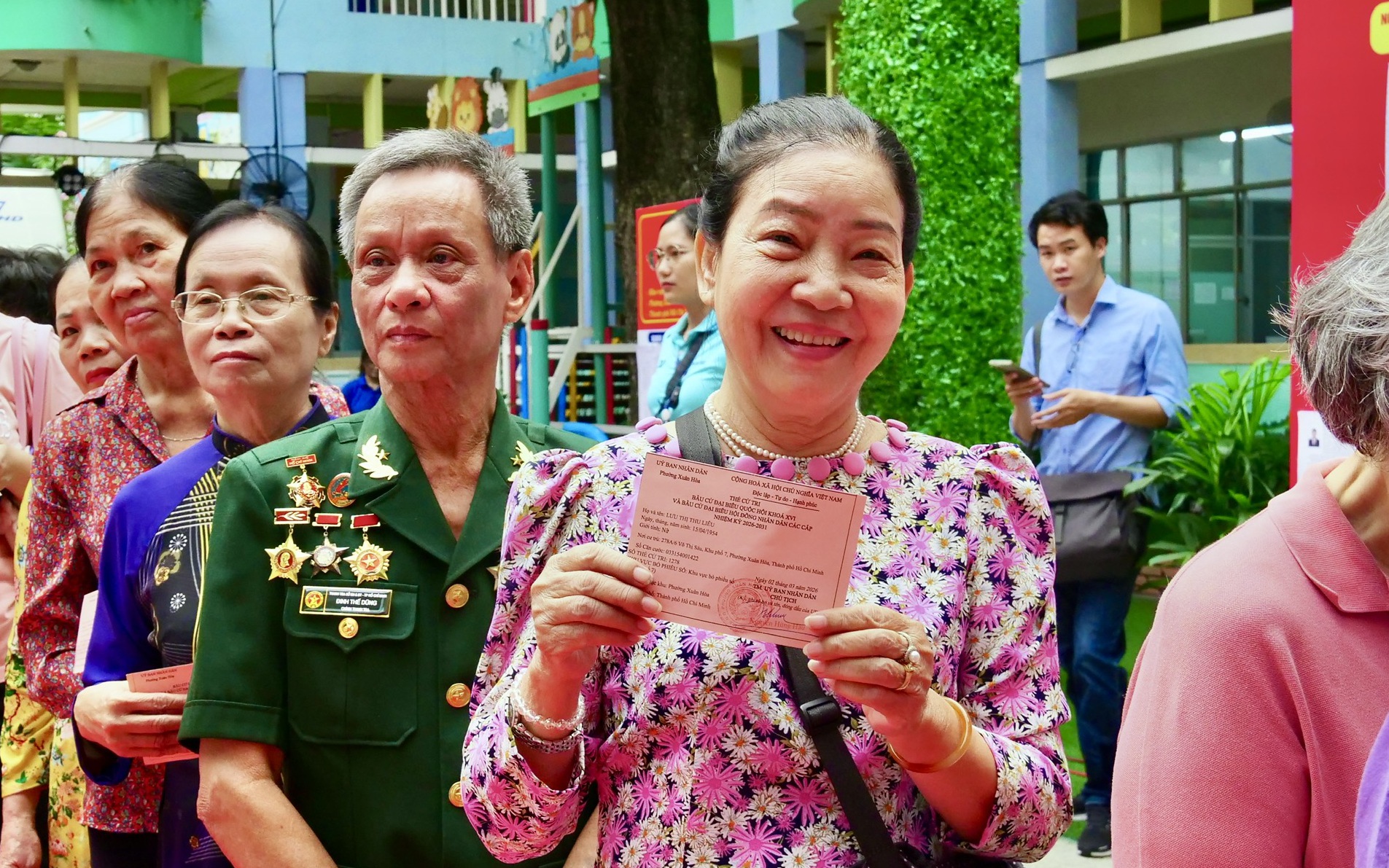 Những cử tri đặc biệt trong ngày hội bầu cử ở TP.HCM- Ảnh 8. Trong ngày hội non sông, cử tri TP.HCM gửi gắm niềm tin qua từng lá phiếu