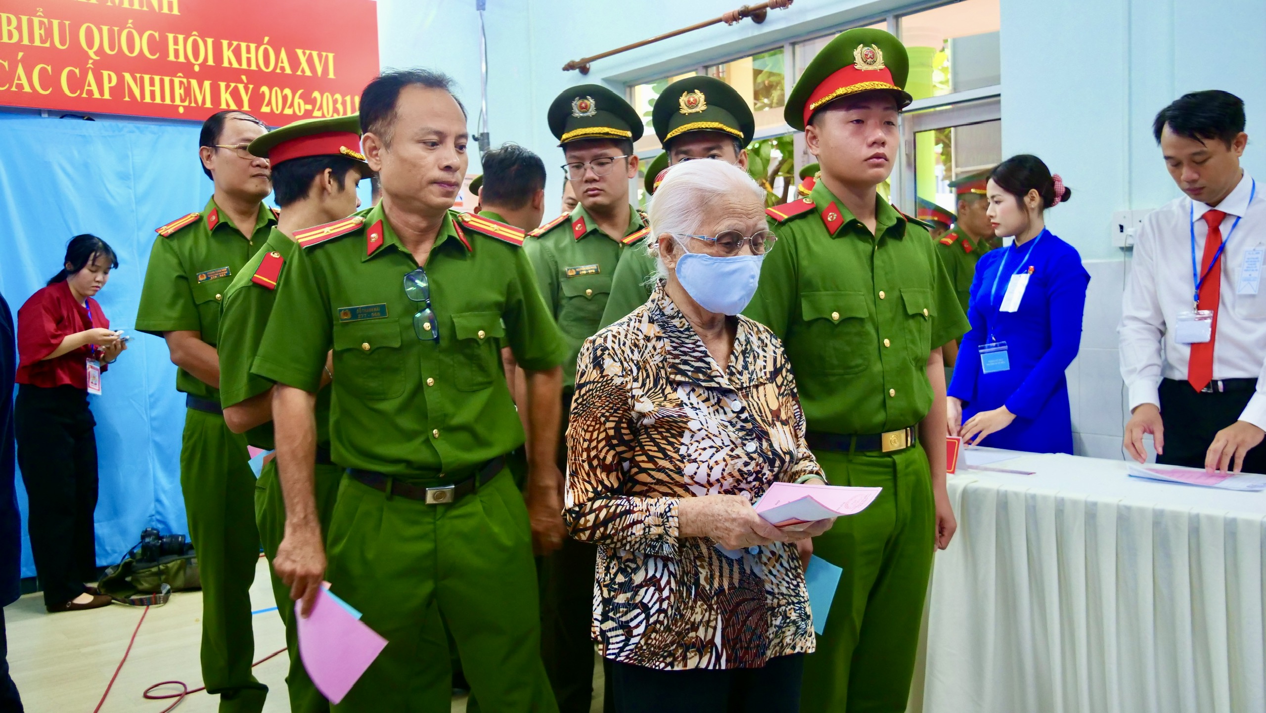Trong ngày hội non sông, cử tri TP.HCM gửi gắm niềm tin qua từng lá phiếu- Ảnh 5. Trong ngày hội non sông, cử tri TP.HCM gửi gắm niềm tin qua từng lá phiếu- Ảnh 5.