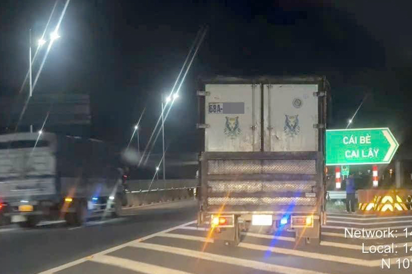 Dừng, đỗ ô tô sai quy định trên cao tốc để nghỉ ngơi - hành vi đặc biệt nguy hiểm- Ảnh 1. Dừng, đỗ ô tô sai quy định trên cao tốc để nghỉ ngơi - hành vi đặc biệt nguy hiểm- Ảnh 1.