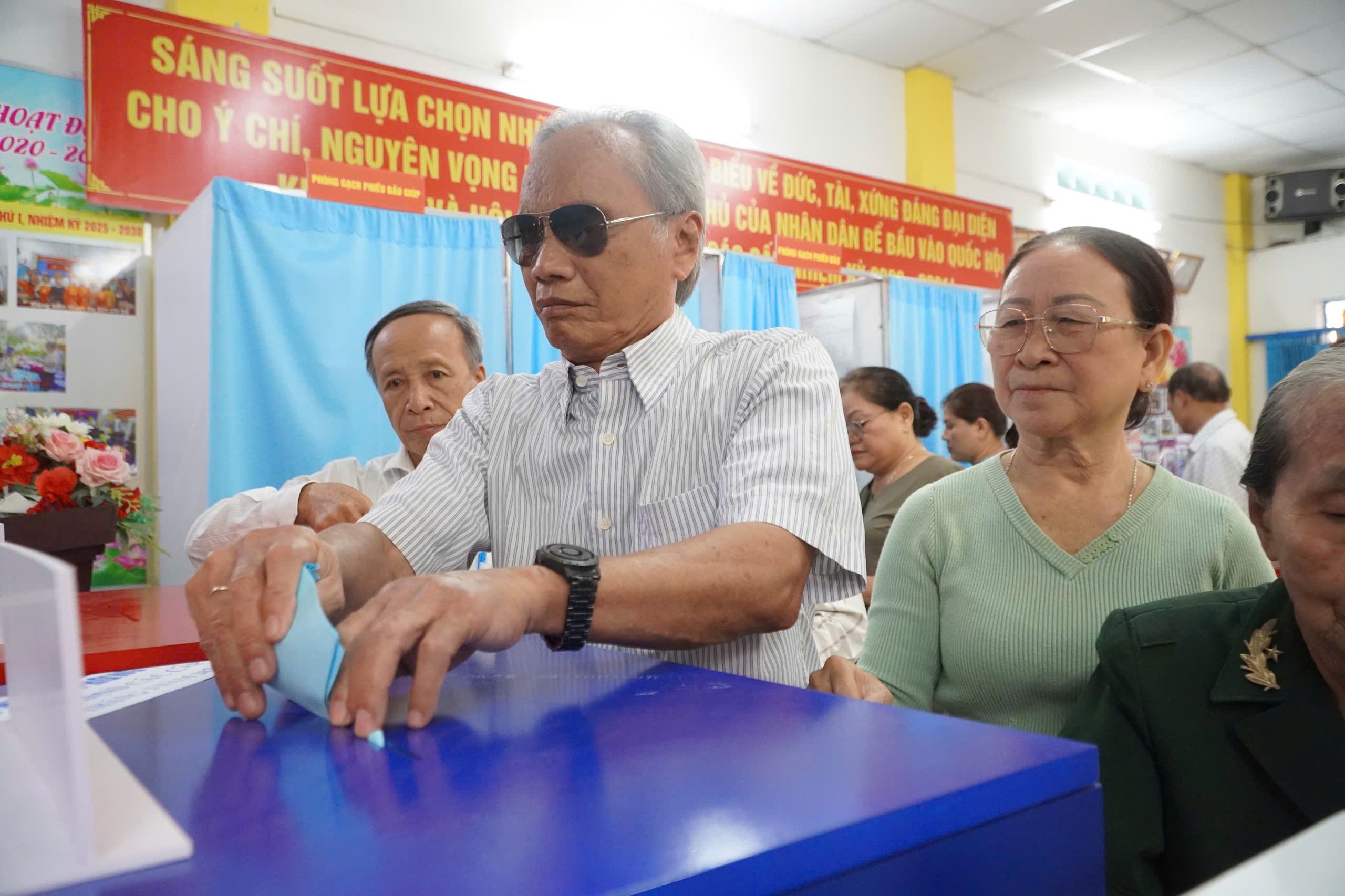 Những cử tri đặc biệt trong ngày hội bầu cử ở TP.HCM- Ảnh 4. Những cử tri đặc biệt trong ngày hội bầu cử ở TP.HCM- Ảnh 4.