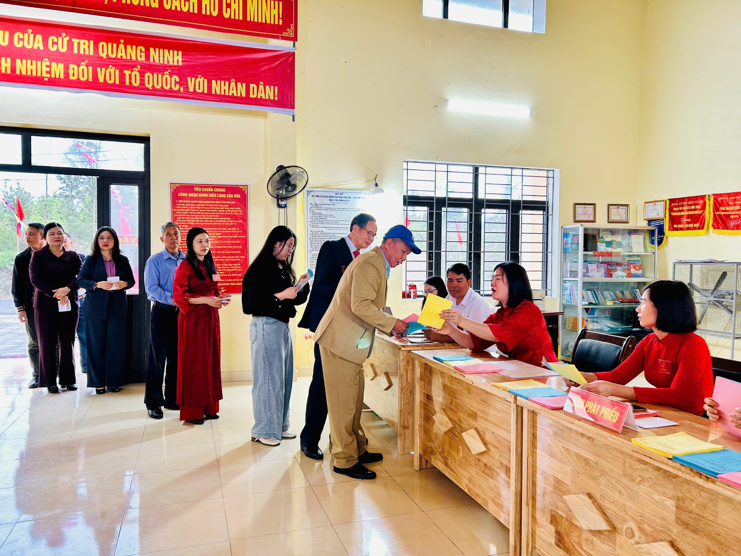 Cử tri vùng cao, hải đảo nô nức đi bầu cử từ sáng sớm- Ảnh 10. Cử tri vùng cao, hải đảo nô nức đi bầu cử từ sáng sớm- Ảnh 10.