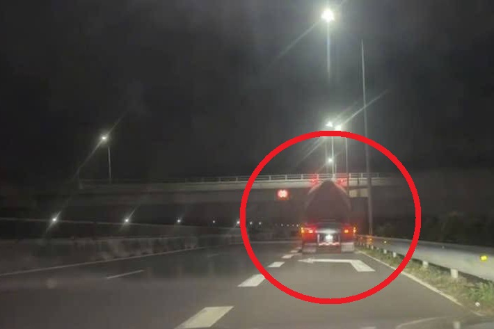 Dừng, đỗ ô tô sai quy định trên cao tốc để nghỉ ngơi - hành vi đặc biệt nguy hiểm- Ảnh 3. Dừng, đỗ ô tô sai quy định trên cao tốc để nghỉ ngơi - hành vi đặc biệt nguy hiểm- Ảnh 3.