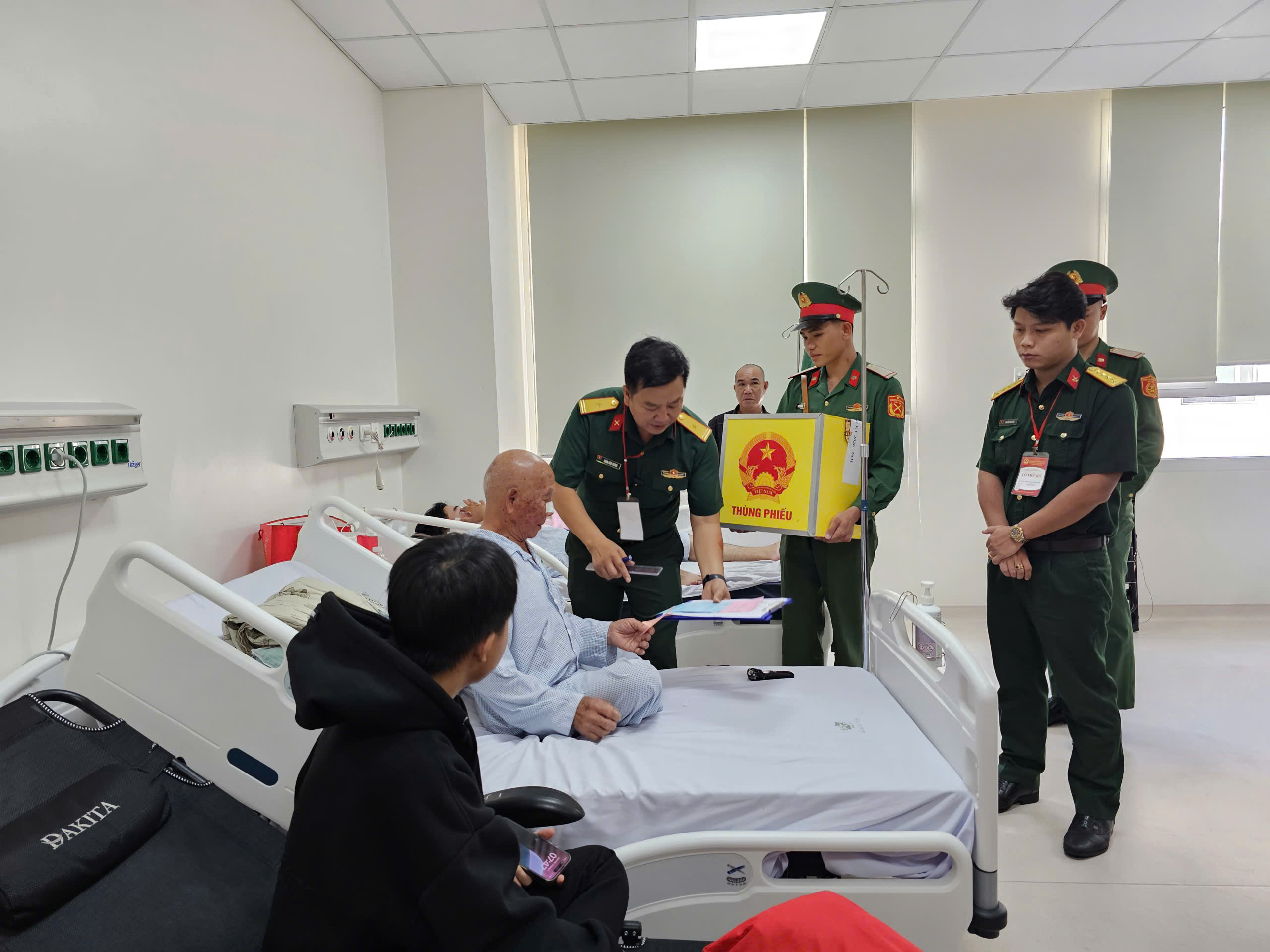 Những cử tri đặc biệt trong ngày hội bầu cử ở TP.HCM- Ảnh 2. Những cử tri đặc biệt trong ngày hội bầu cử ở TP.HCM- Ảnh 2.