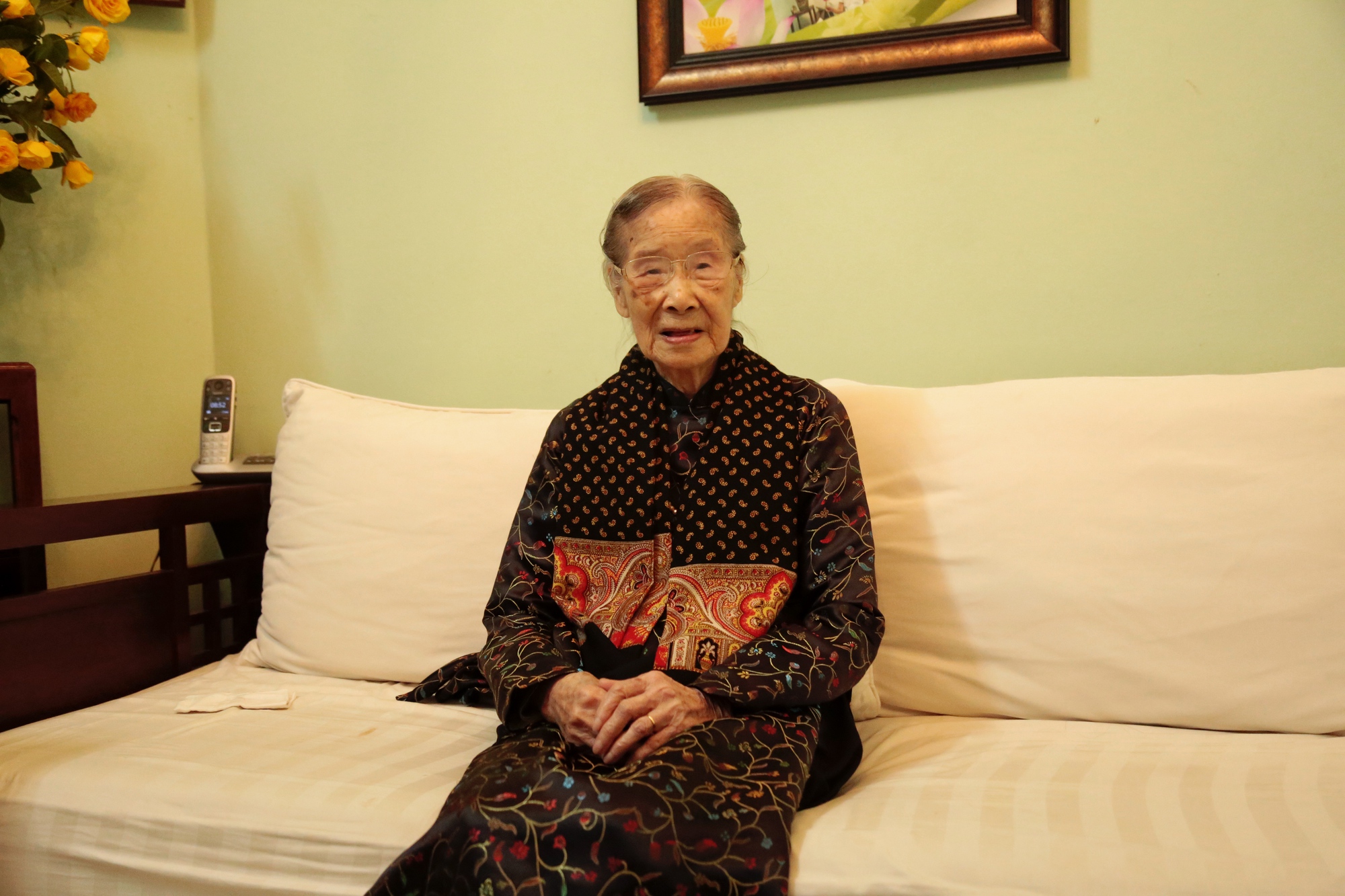 Cụ b&agrave; 101 tuổi ở H&agrave; Nội được CSGT hỗ trợ đến điểm bỏ phiếu- Ảnh 6.