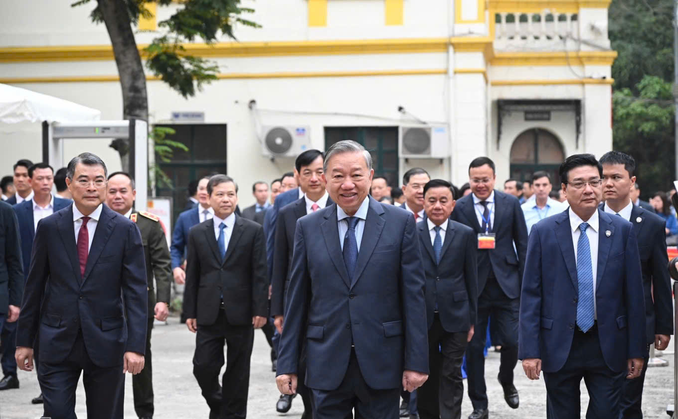 Chùm ảnh: Các đồng chí lãnh đạo Đảng, Nhà nước thực hiện quyền cử tri- Ảnh 1. Chùm ảnh: Các đồng chí lãnh đạo Đảng, Nhà nước thực hiện quyền cử tri- Ảnh 1.