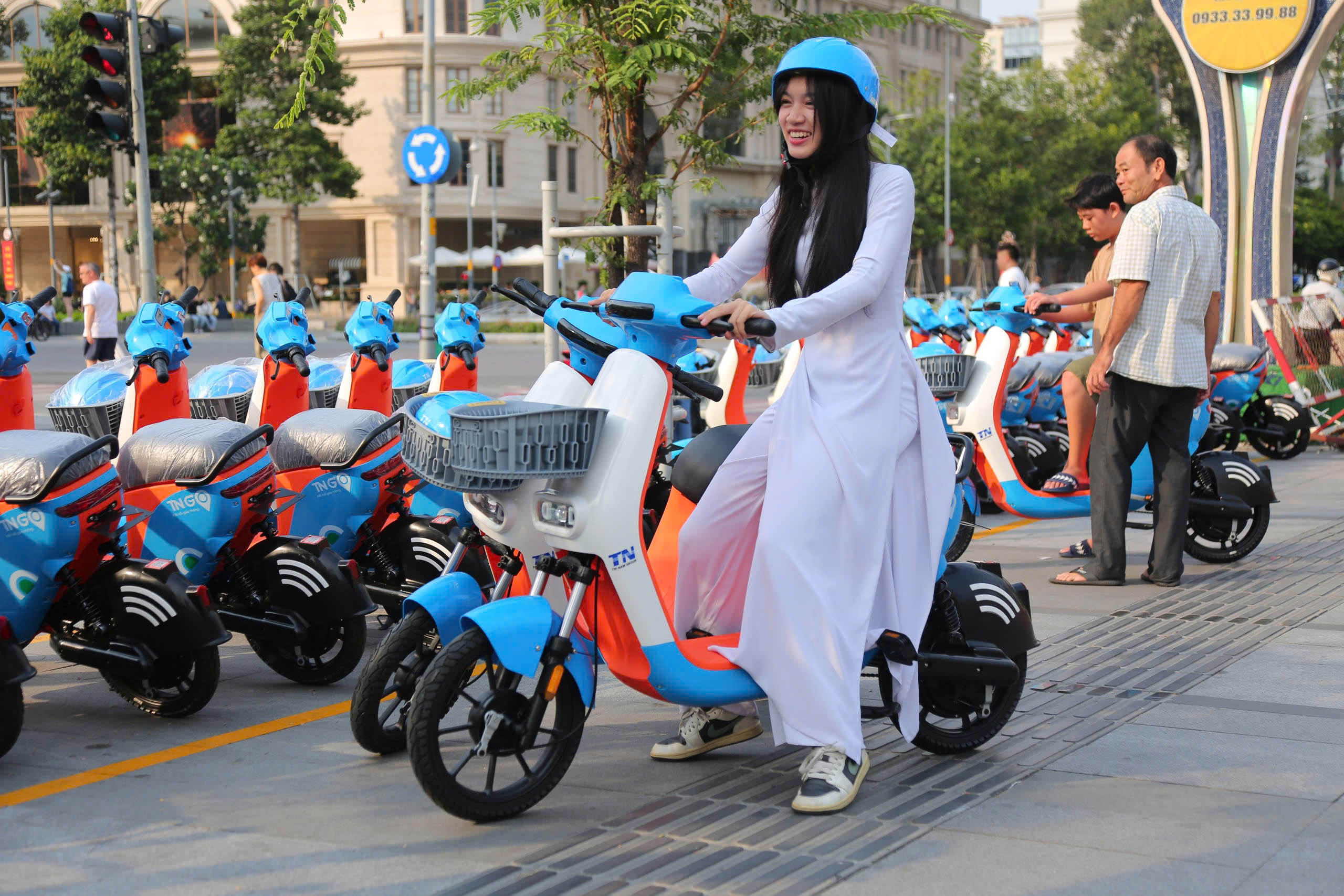 Người dân TP.HCM hào hứng trải nghiệm xe đạp điện công cộng- Ảnh 4. Người dân TP.HCM hào hứng trải nghiệm xe đạp điện công cộng- Ảnh 4.