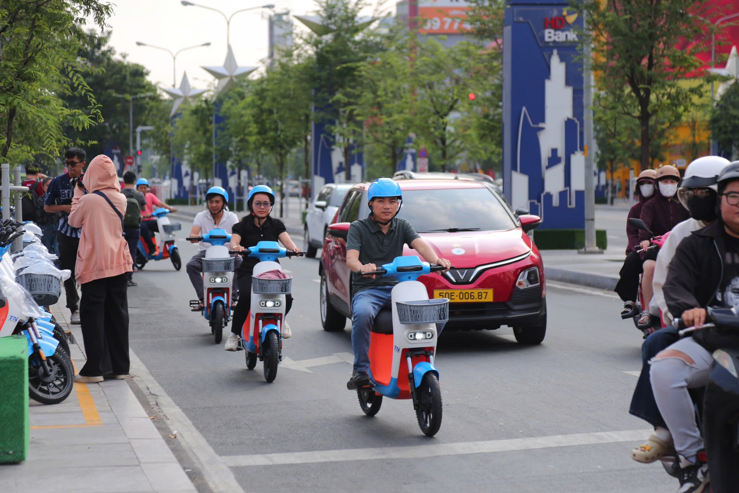 Người dân TP.HCM hào hứng trải nghiệm xe đạp điện công cộng- Ảnh 1. Người dân TP.HCM hào hứng trải nghiệm xe đạp điện công cộng- Ảnh 1.