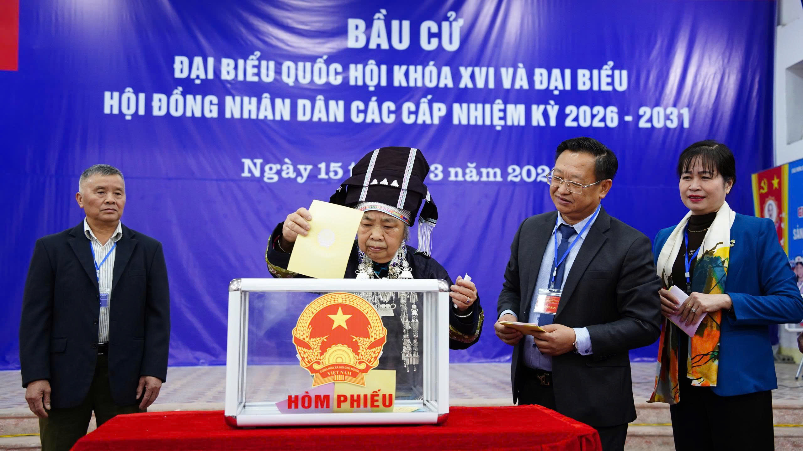 Cử tri vùng cao, hải đảo nô nức đi bầu cử từ sáng sớm- Ảnh 6. Cử tri vùng cao, hải đảo nô nức đi bầu cử từ sáng sớm- Ảnh 6.